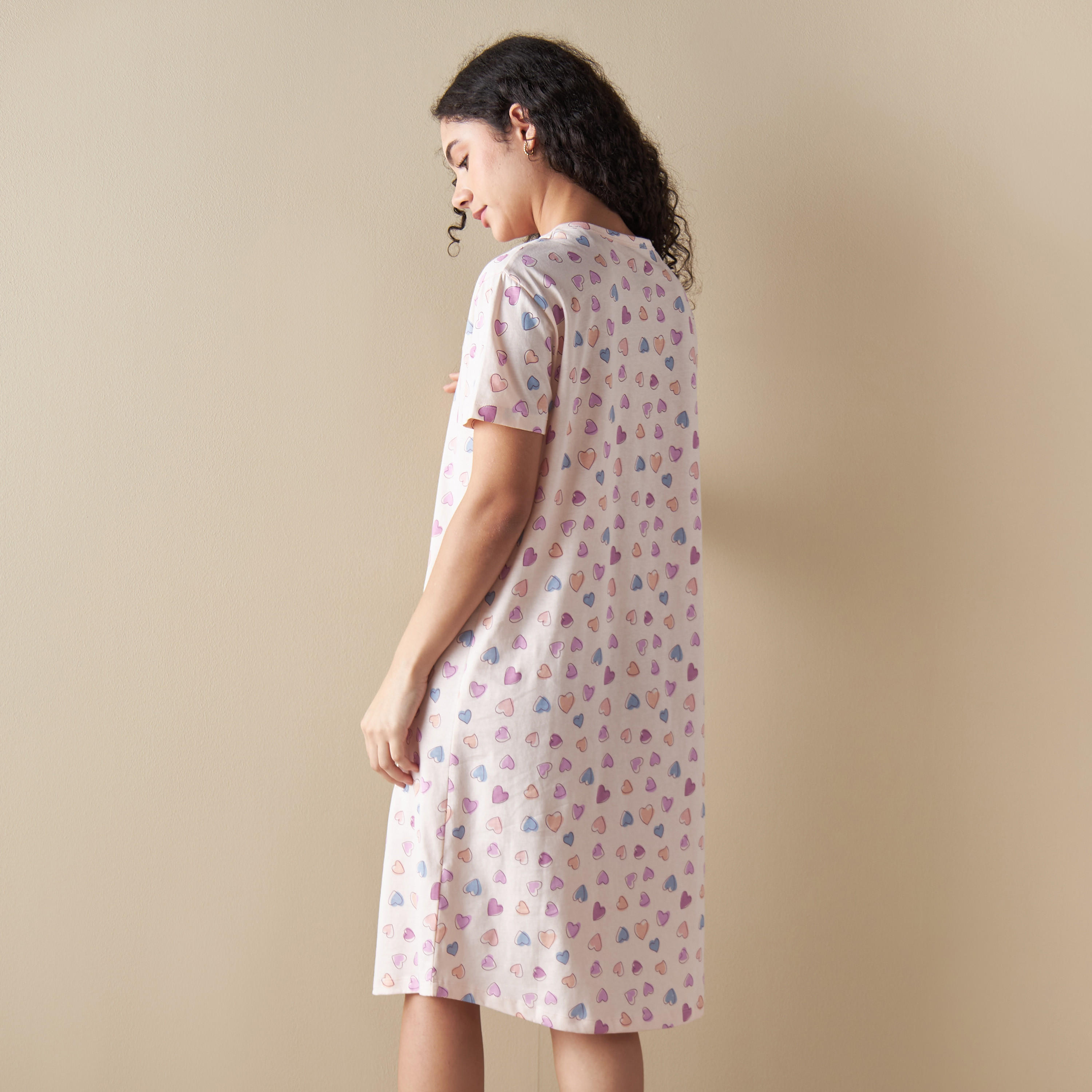 قميص نوم بياقة ضيقة وأكمام قصيرة وطبعات قلب-women-clothing-nightwear-nighties-image-3
