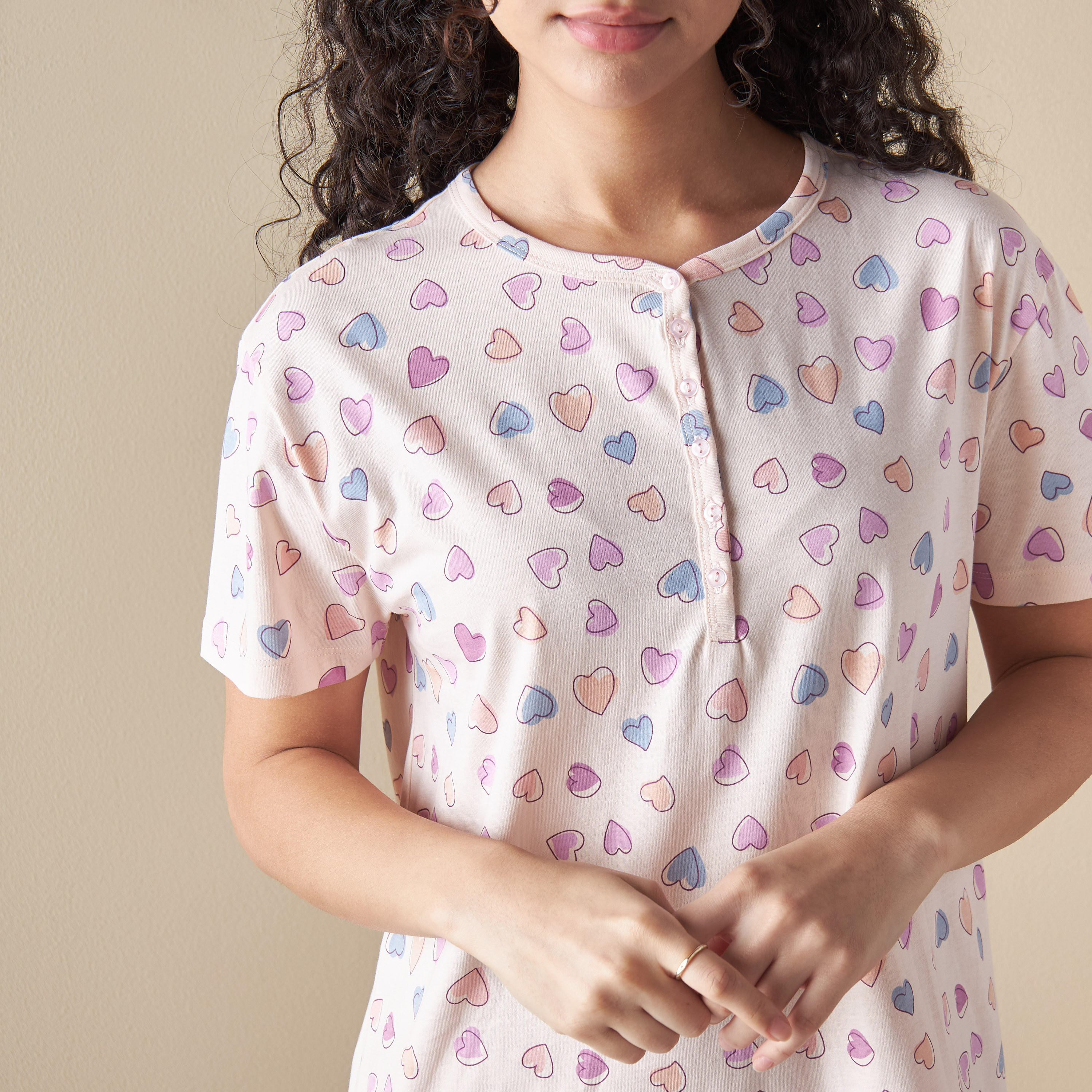قميص نوم بياقة ضيقة وأكمام قصيرة وطبعات قلب-women-clothing-nightwear-nighties-image-4