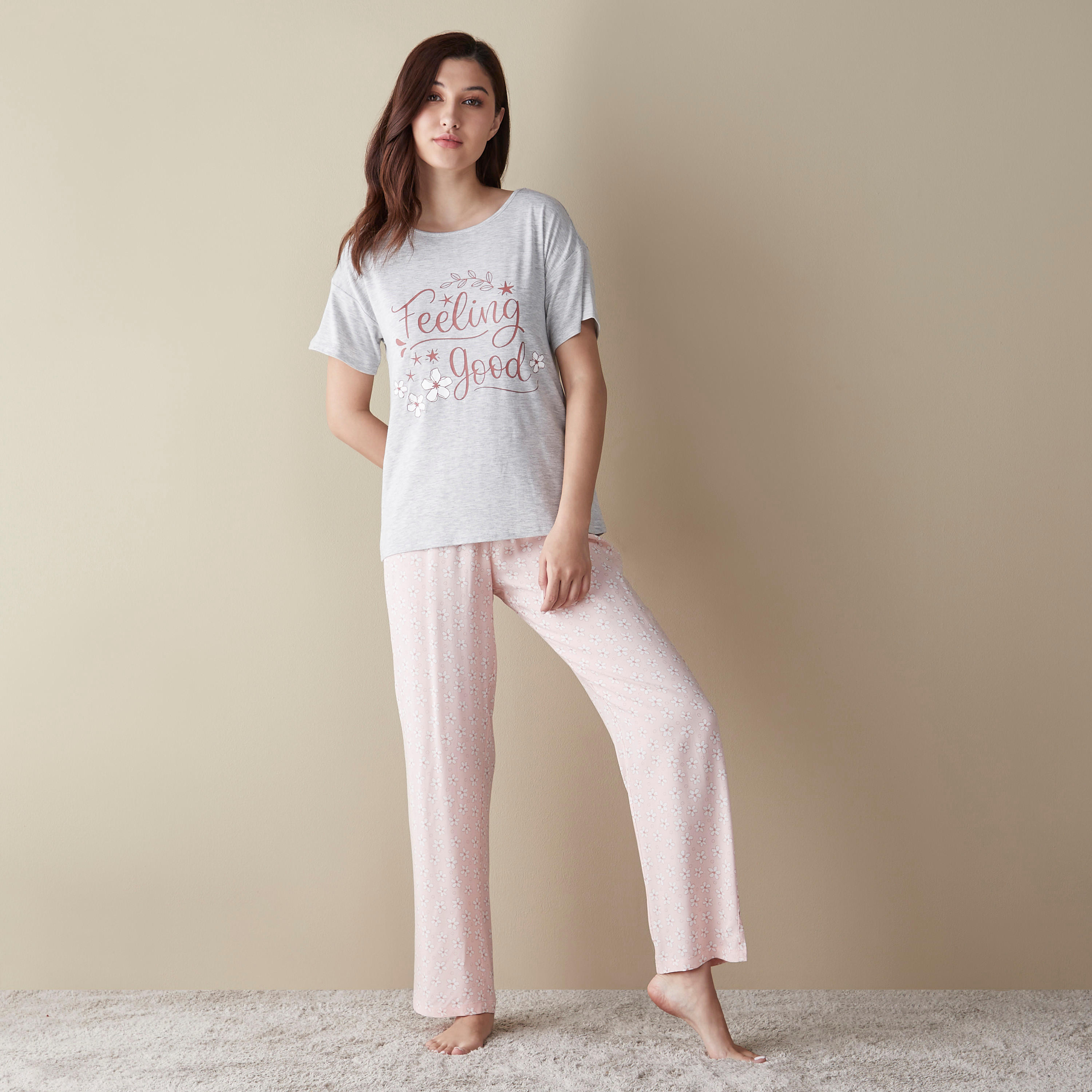 طقم بنطلون بيجاما وتيشيرت بطبعات-women-clothing-nightwear-pyjamas-longsets-image-1