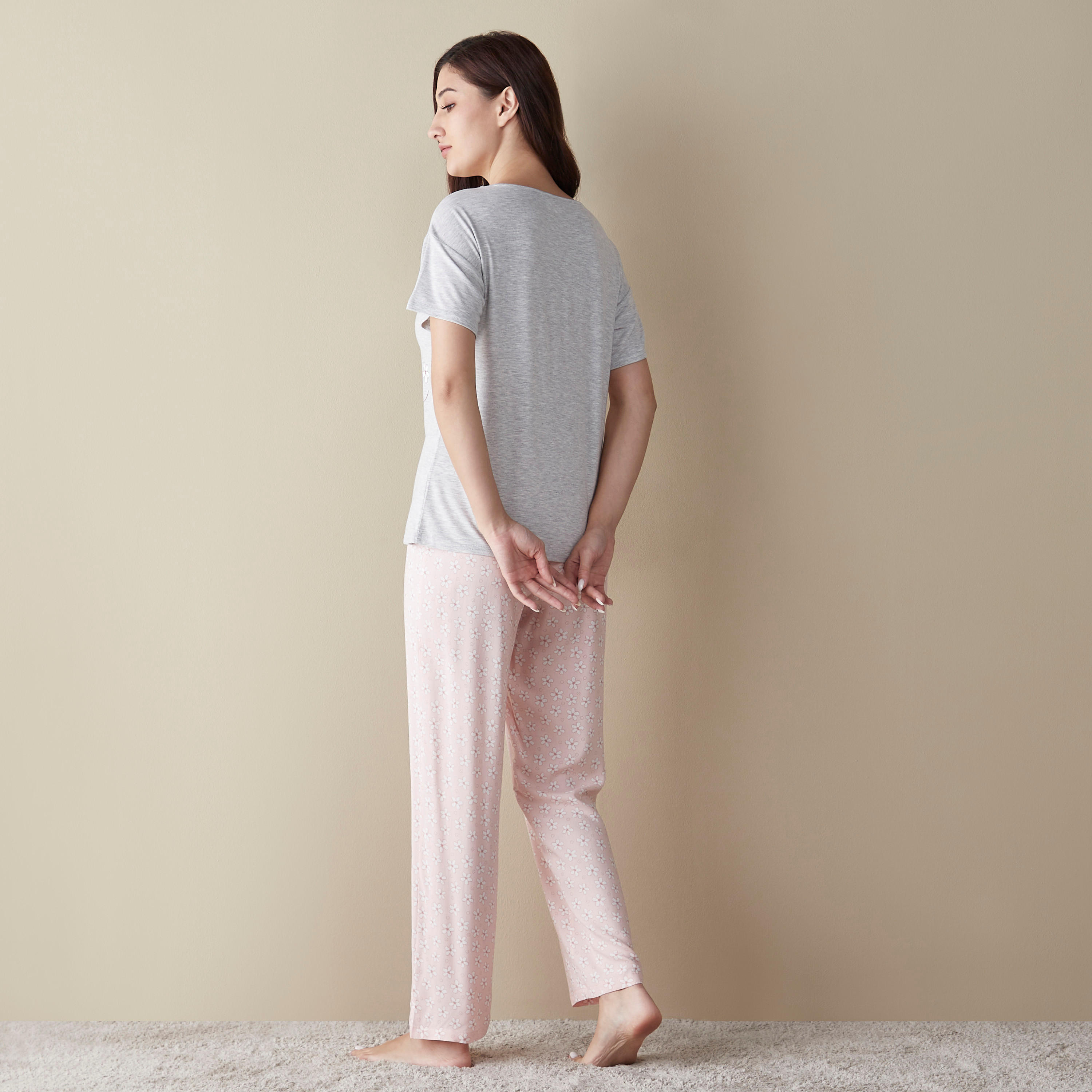 طقم بنطلون بيجاما وتيشيرت بطبعات-women-clothing-nightwear-pyjamas-longsets-image-2