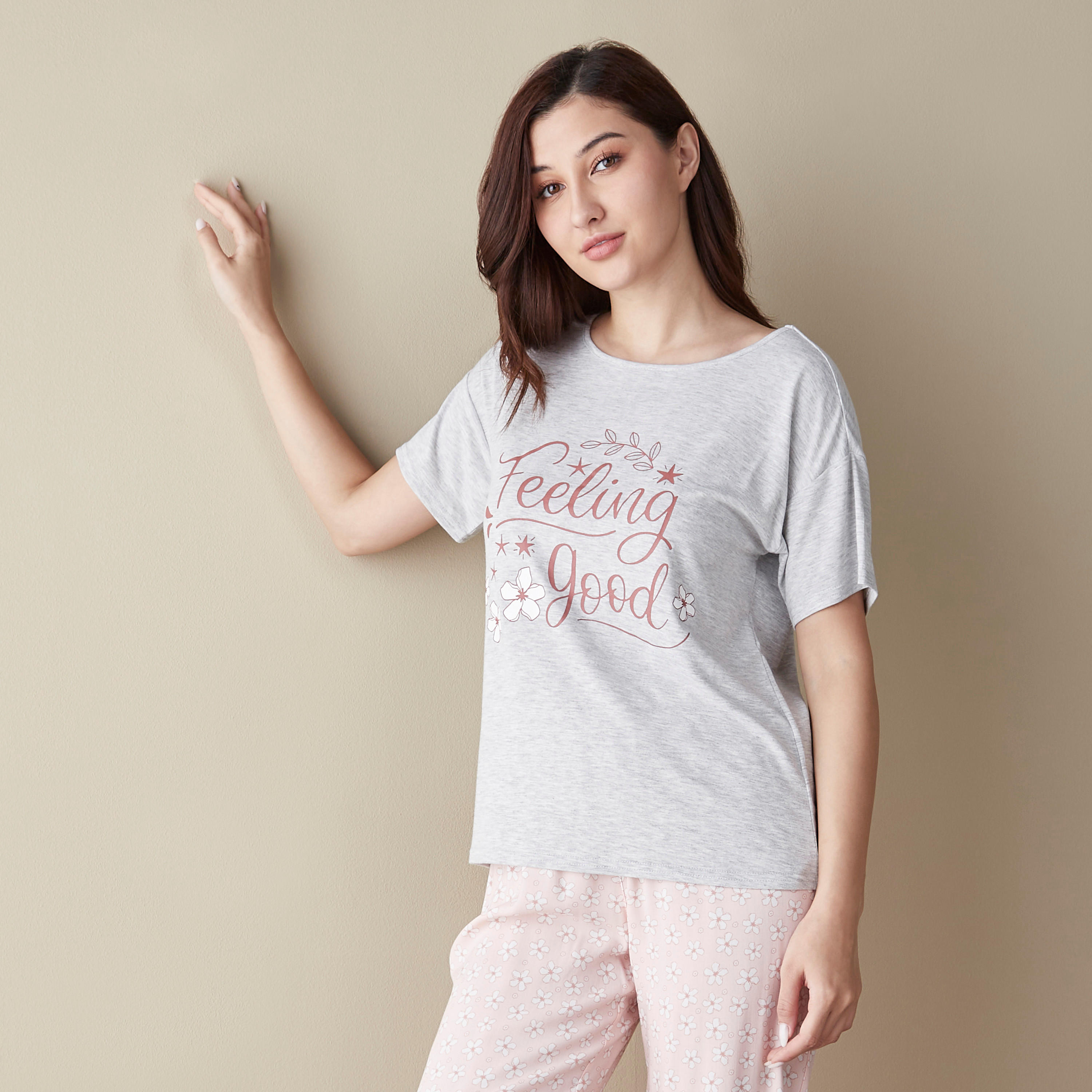 طقم بنطلون بيجاما وتيشيرت بطبعات-women-clothing-nightwear-pyjamas-longsets-image-3