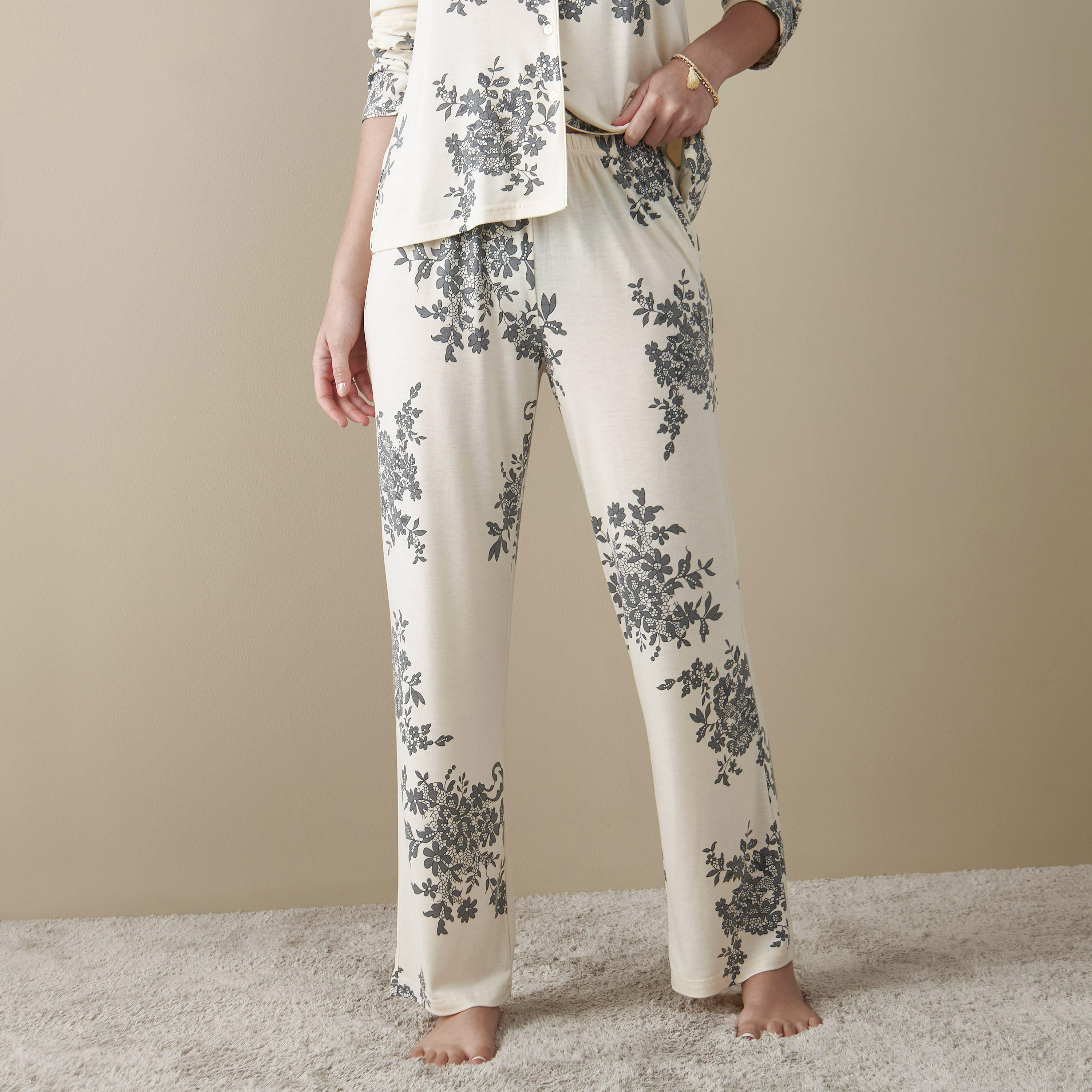 طقم بيجاما وقميص بطبعات منقّطة-women-clothing-nightwear-pyjamas-longsets-image-4