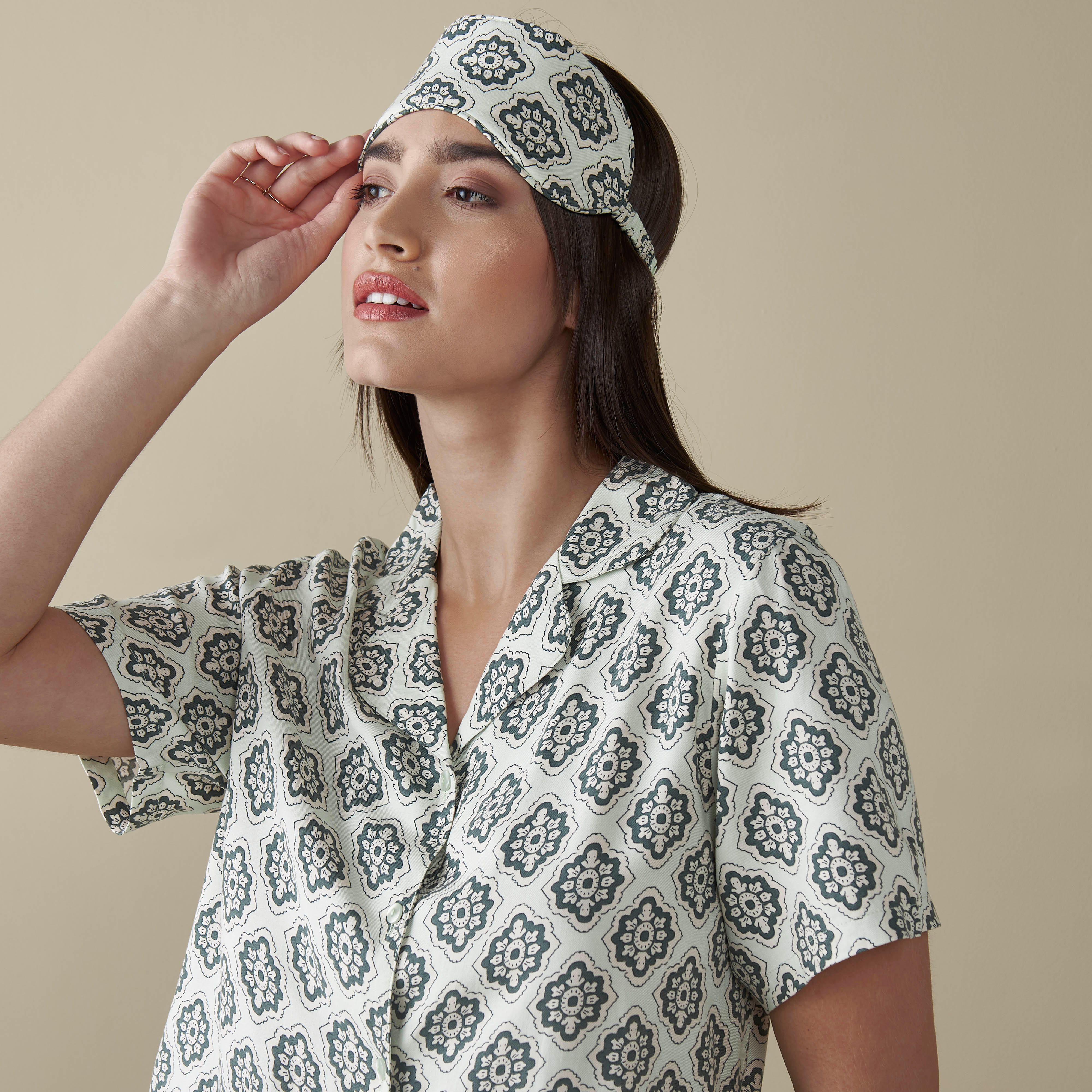 طقم بنطلون بيجاما وقميص بطبعات-women-clothing-nightwear-pyjamas-longsets-image-1