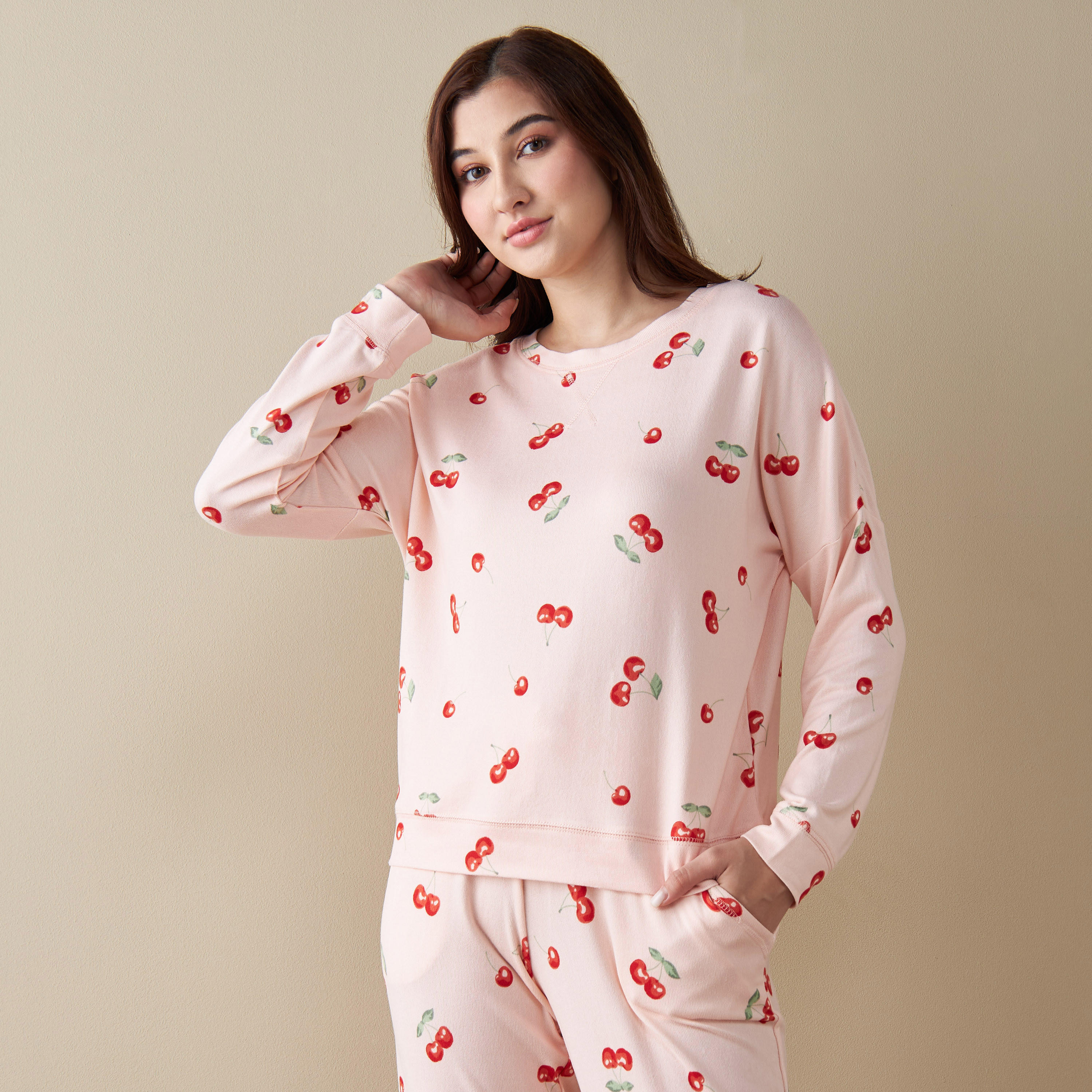 طقم بنطلون بيجاما وتيشيرت بطبعات-women-clothing-nightwear-pyjamas-longsets-image-2
