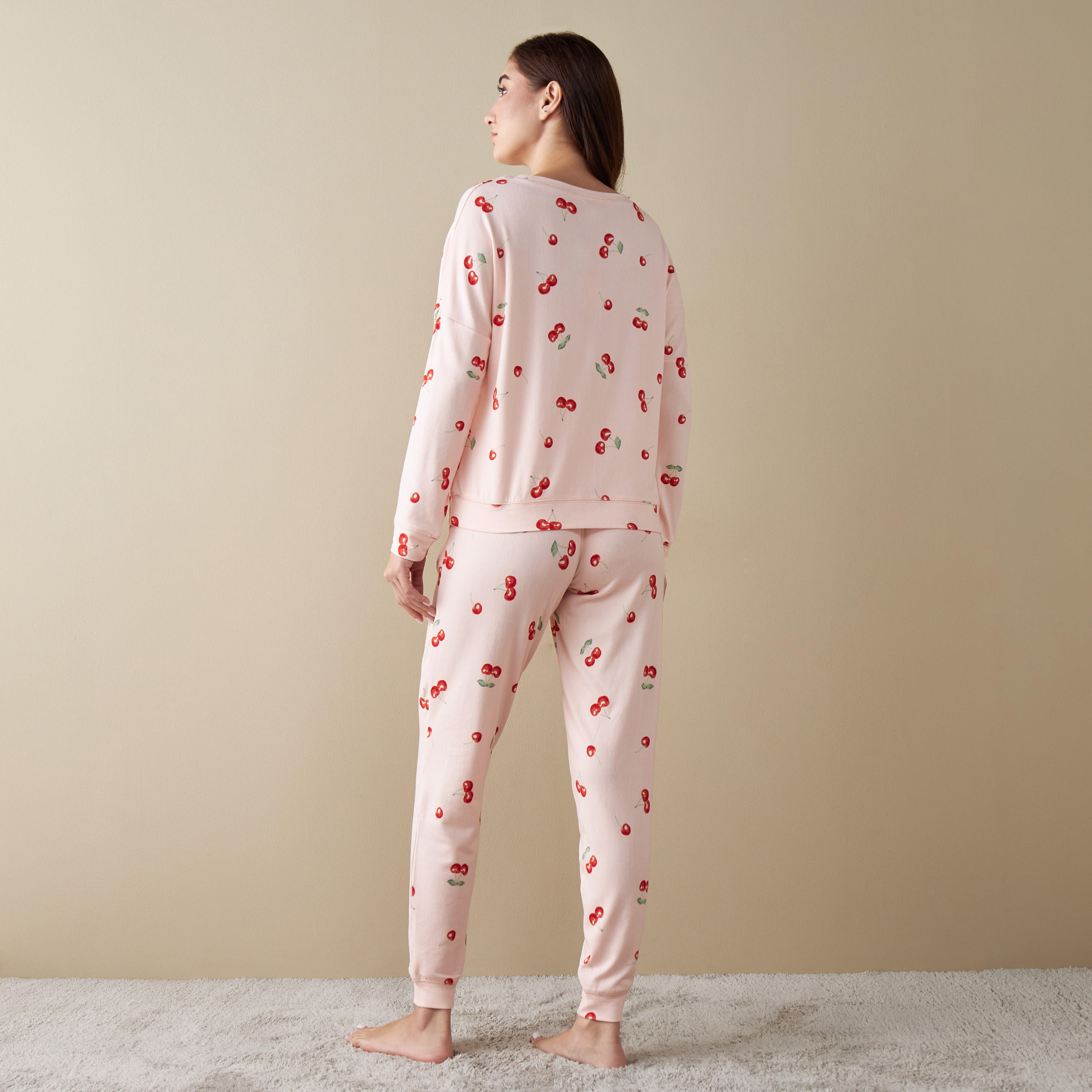 طقم بنطلون بيجاما وتيشيرت بطبعات-women-clothing-nightwear-pyjamas-longsets-image-4