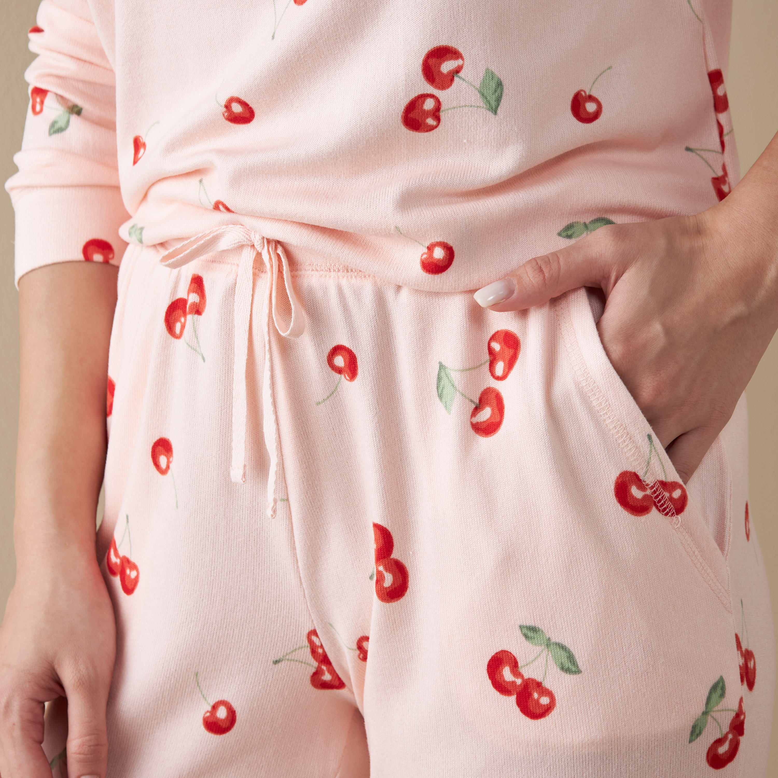 طقم بنطلون بيجاما وتيشيرت بطبعات-women-clothing-nightwear-pyjamas-longsets-image-5