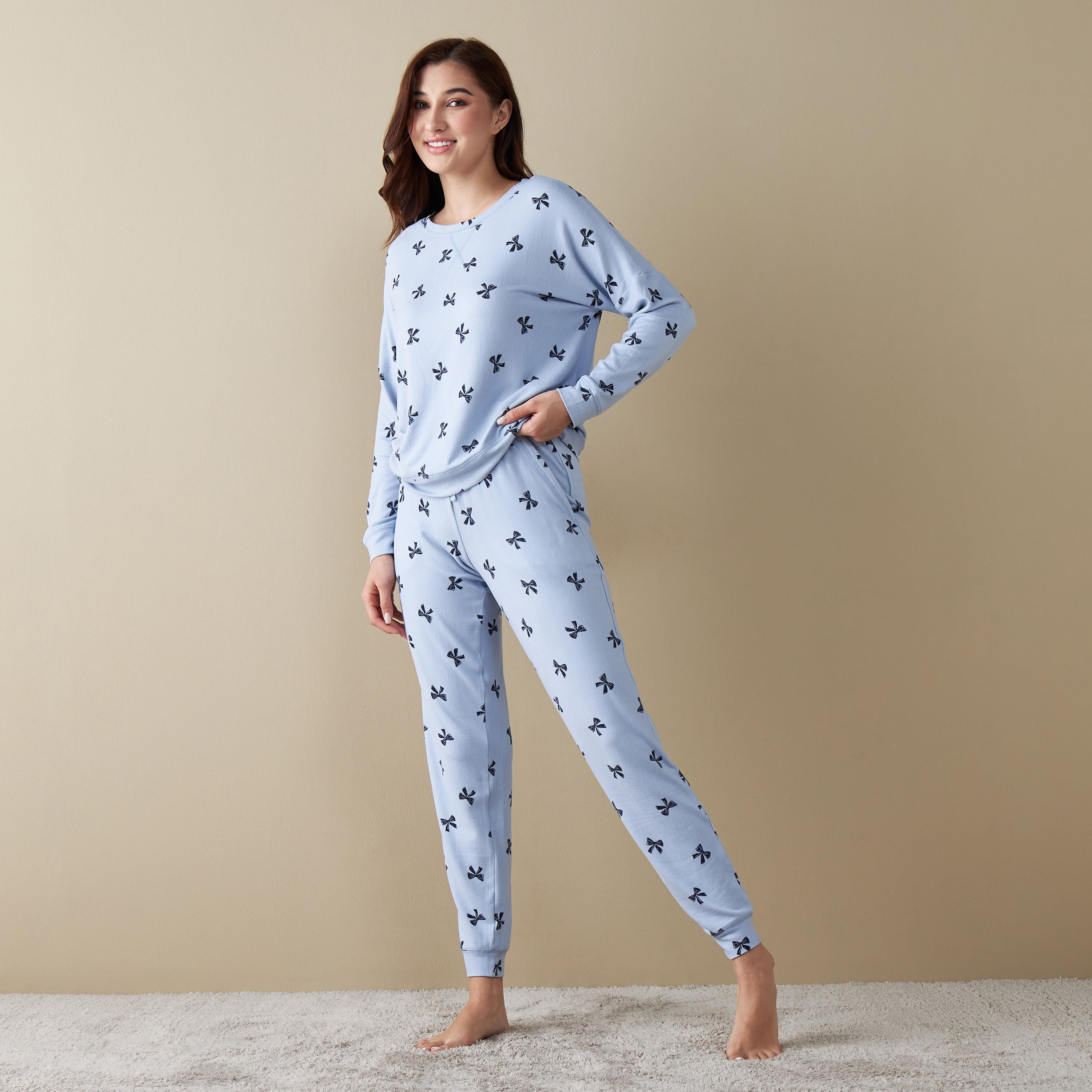 طقم بنطلون بيجاما وتيشيرت بطبعات-women-clothing-nightwear-pyjamas-longsets-image-1