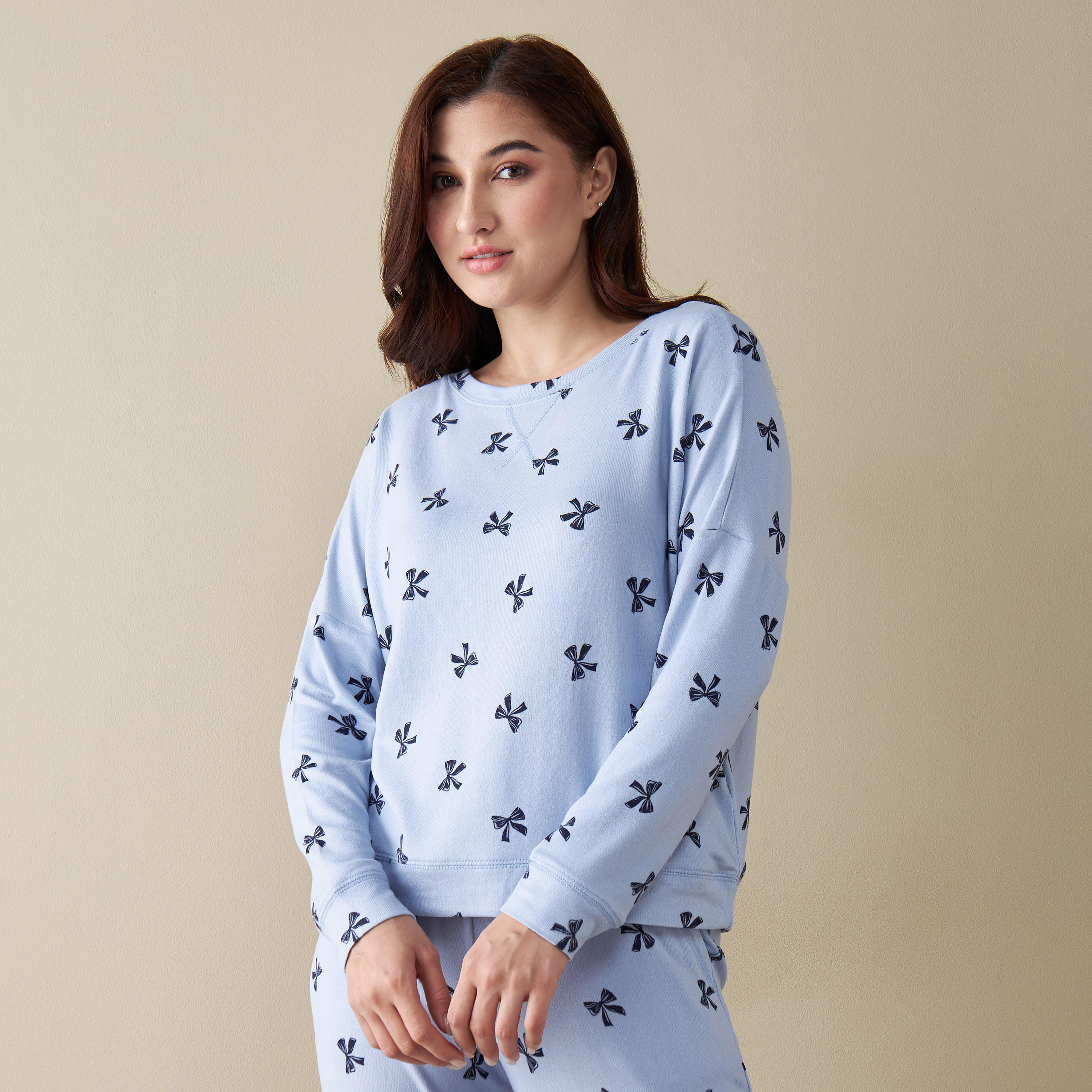 طقم بنطلون بيجاما وتيشيرت بطبعات-women-clothing-nightwear-pyjamas-longsets-image-2