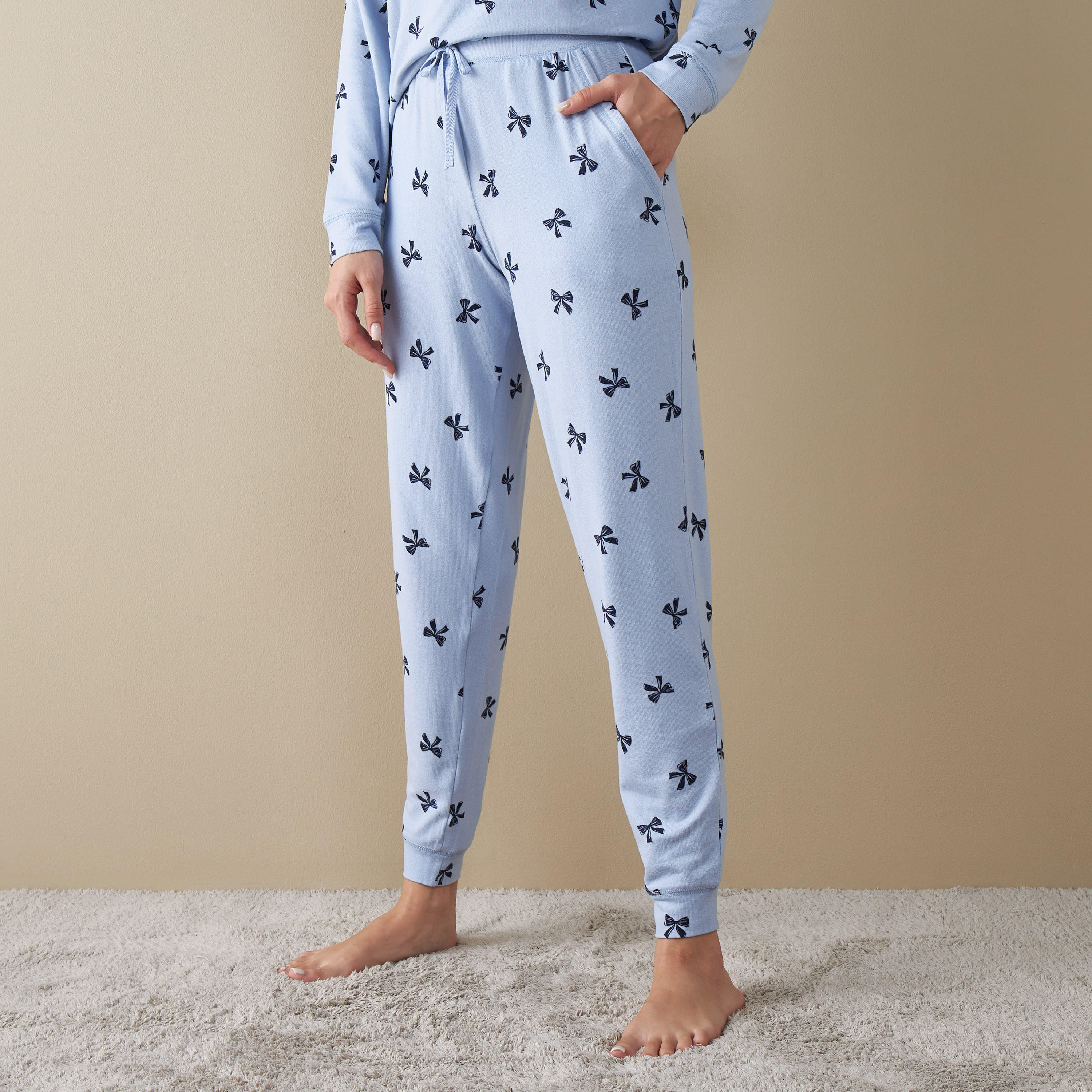 طقم بنطلون بيجاما وتيشيرت بطبعات-women-clothing-nightwear-pyjamas-longsets-image-3