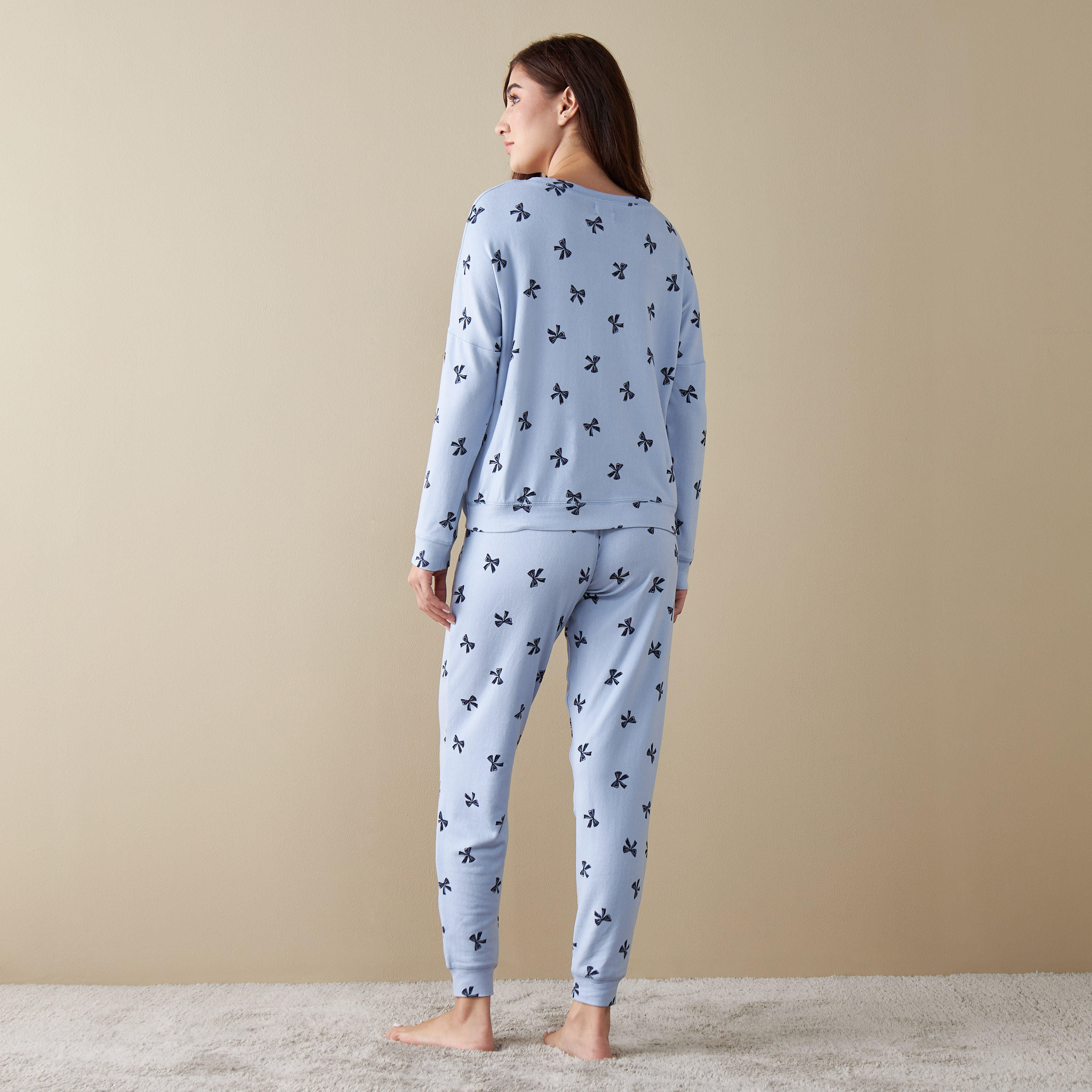 طقم بنطلون بيجاما وتيشيرت بطبعات-women-clothing-nightwear-pyjamas-longsets-image-4