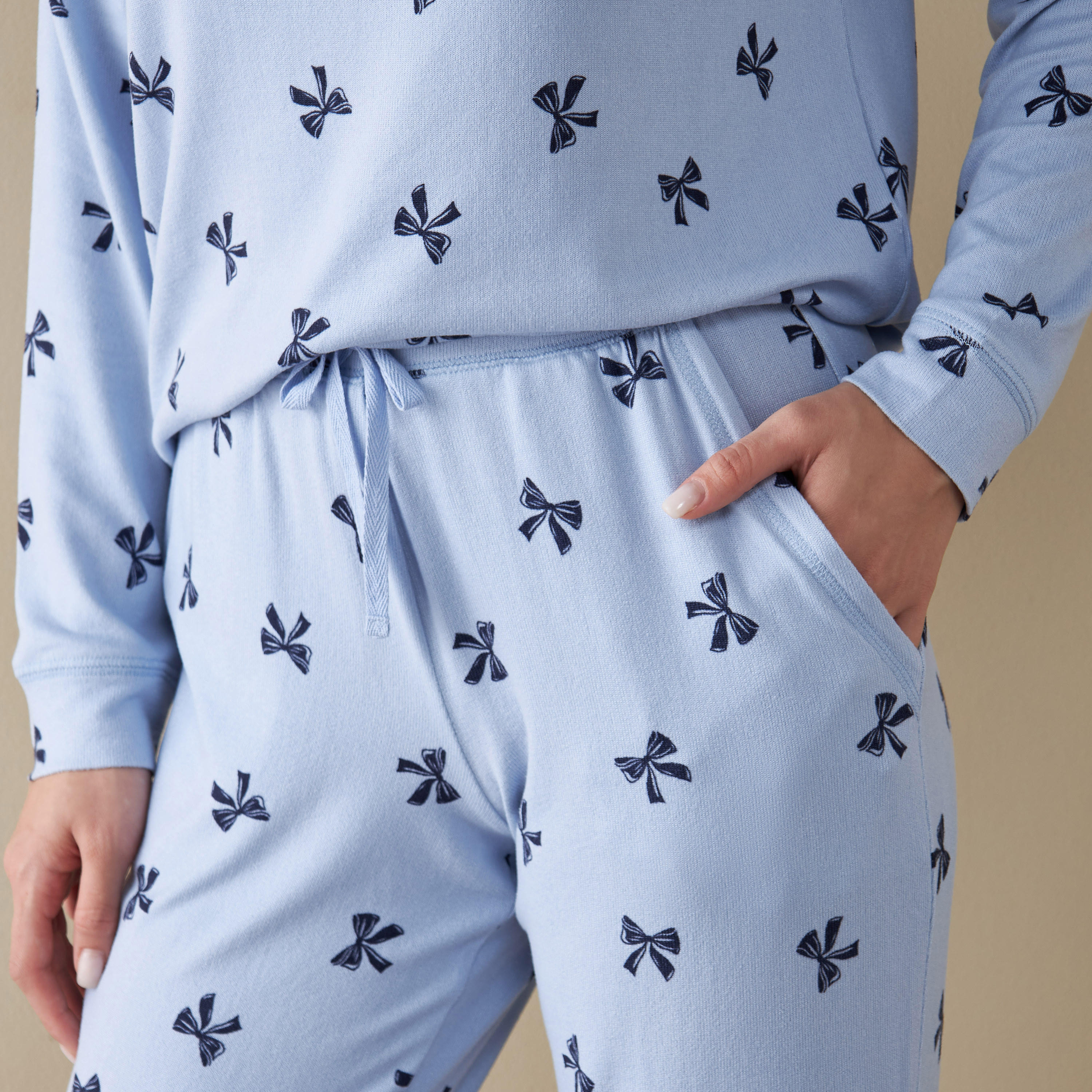 طقم بنطلون بيجاما وتيشيرت بطبعات-women-clothing-nightwear-pyjamas-longsets-image-5