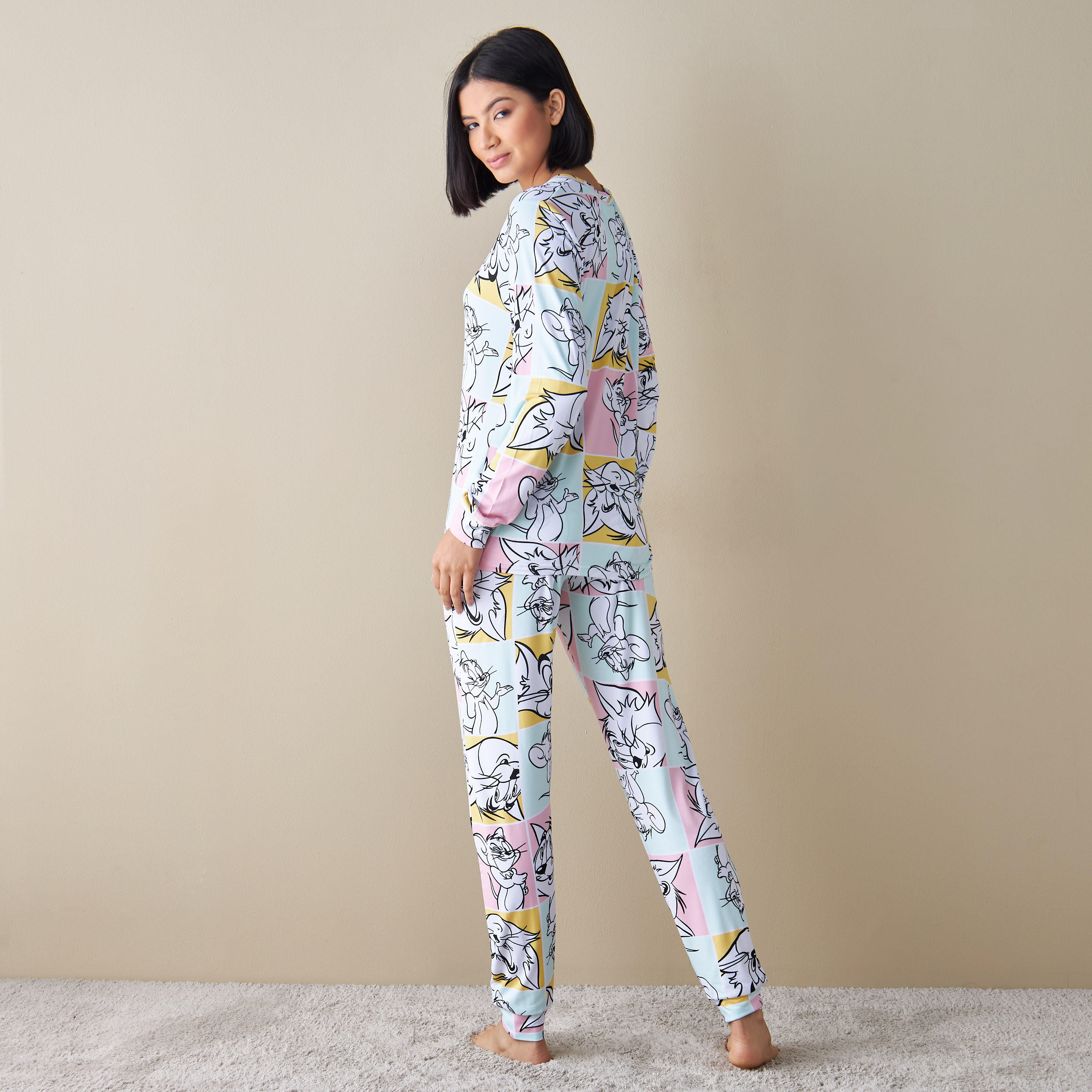 طقم بنطلون بيجاما وتيشيرت بطبعات مربعات وتوم أند جيري-women-clothing-nightwear-pyjamas-longsets-image-4