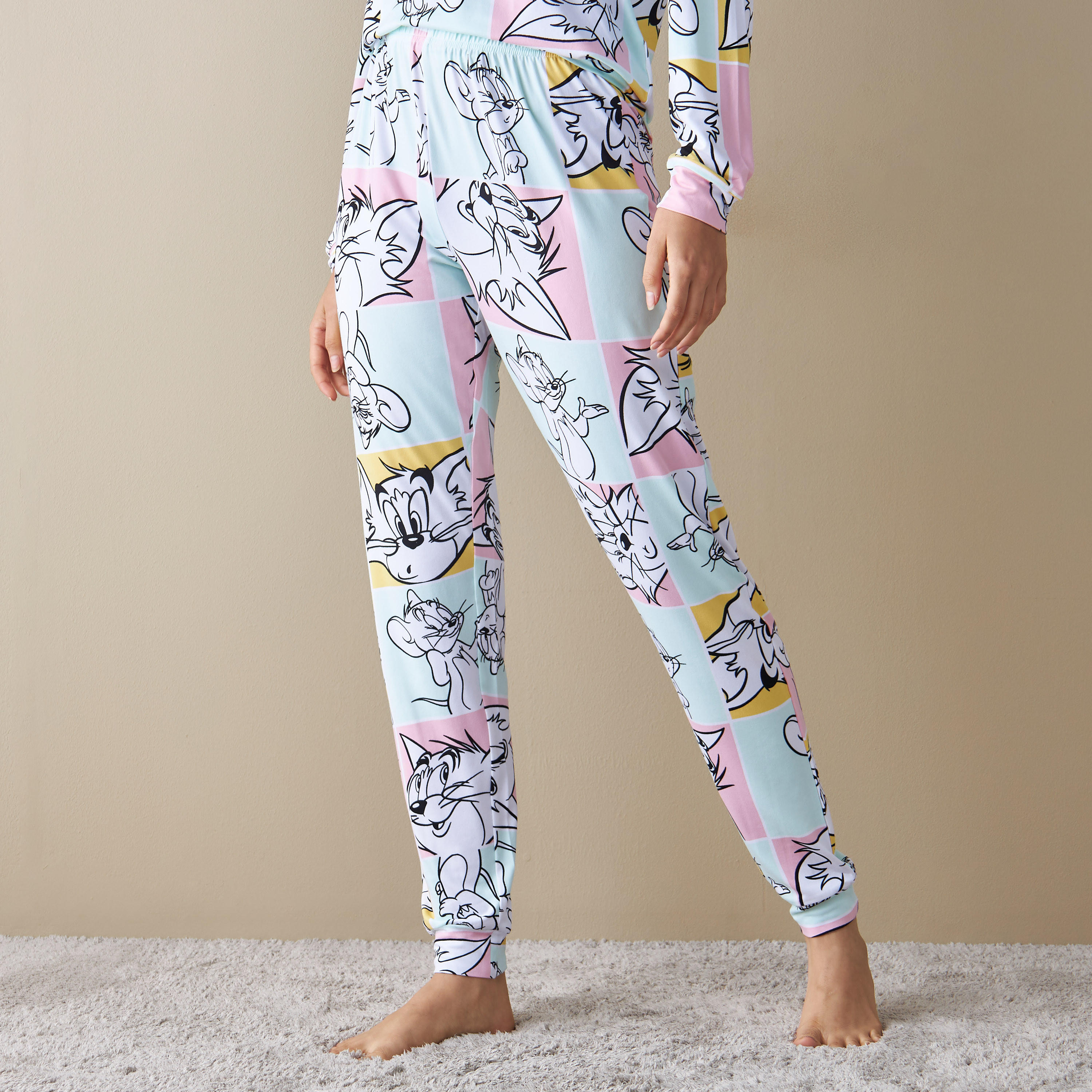 طقم بنطلون بيجاما وتيشيرت بطبعات مربعات وتوم أند جيري-women-clothing-nightwear-pyjamas-longsets-image-2