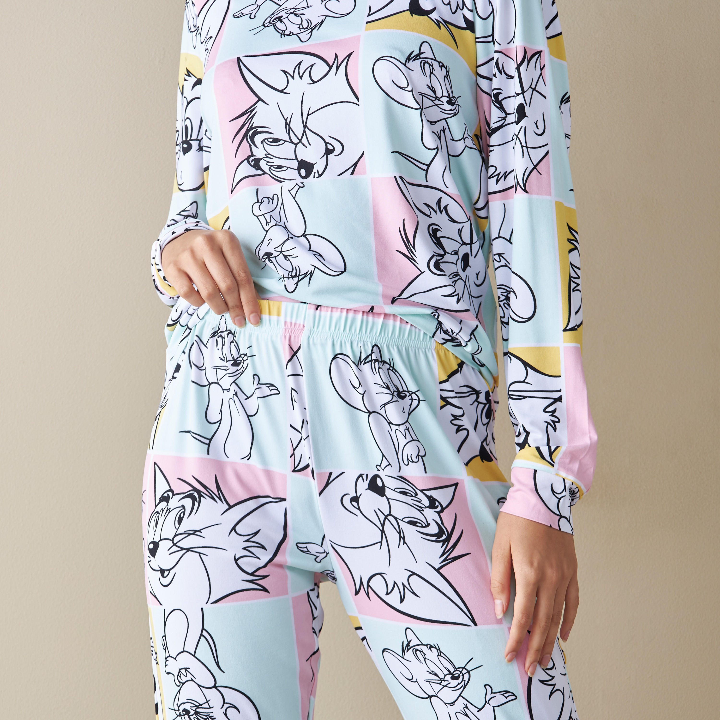 طقم بنطلون بيجاما وتيشيرت بطبعات مربعات وتوم أند جيري-women-clothing-nightwear-pyjamas-longsets-image-1