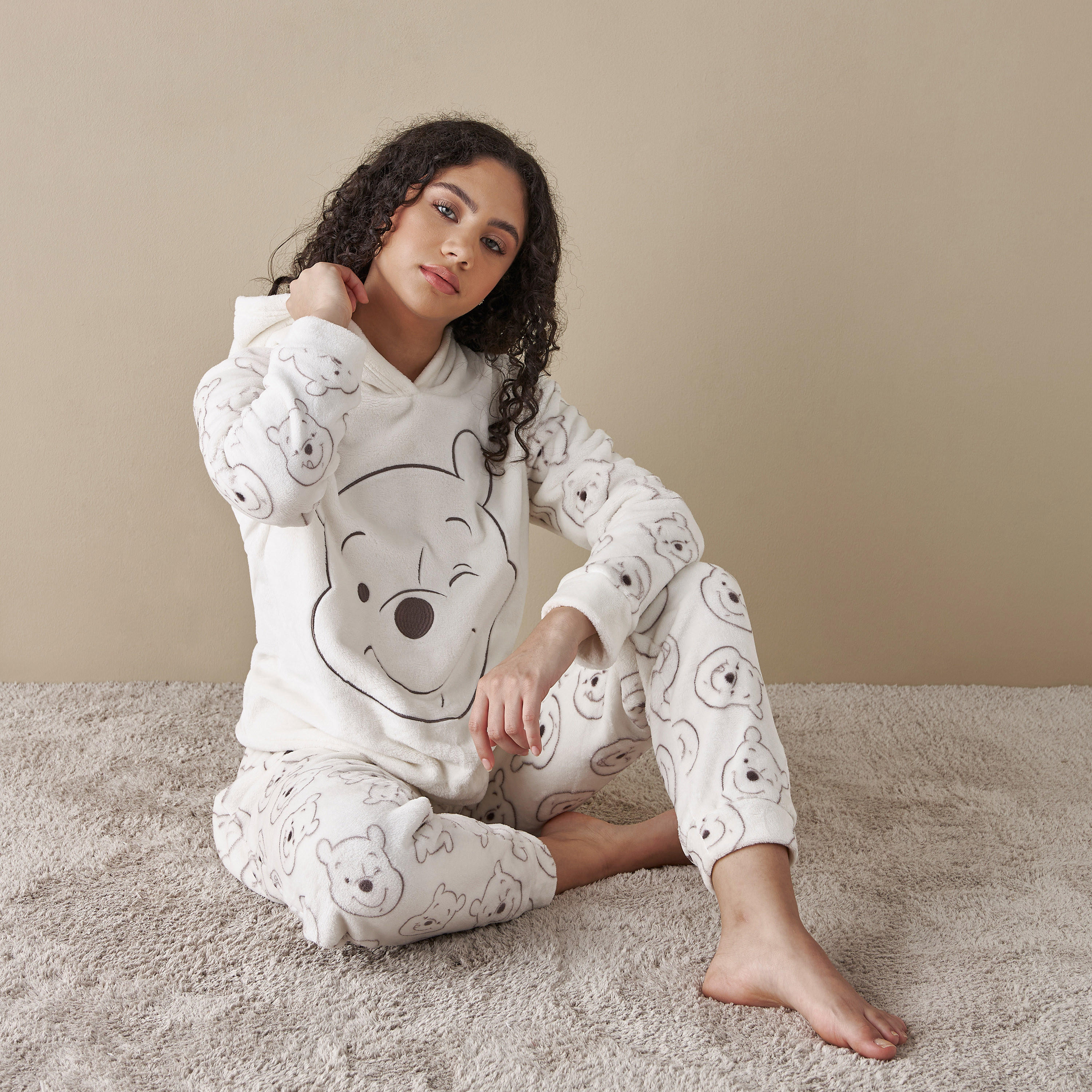 طقم بيجاما وسويت شيرت بتفاصيل زخارف ويني ذا بوه-women-clothing-nightwear-pyjamas-longsets-image-1