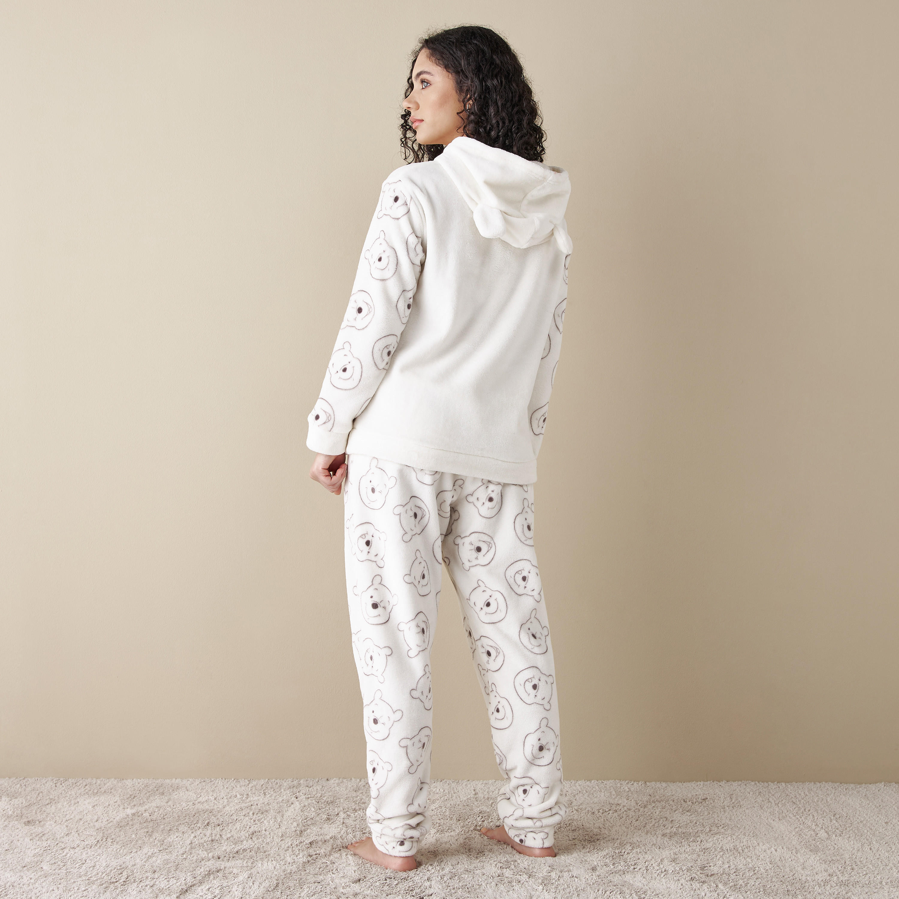 طقم بيجاما وسويت شيرت بتفاصيل زخارف ويني ذا بوه-women-clothing-nightwear-pyjamas-longsets-image-2