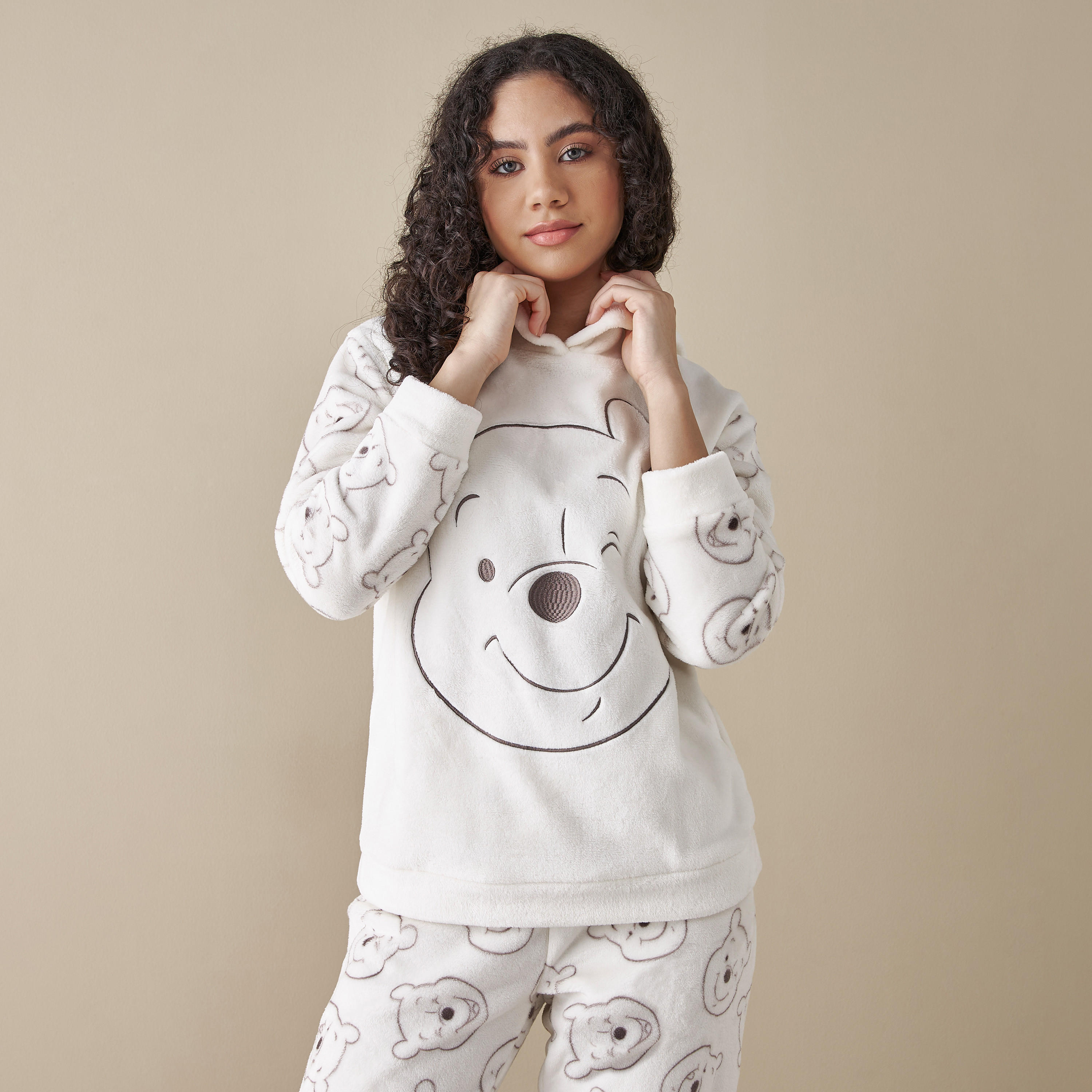 طقم بيجاما وسويت شيرت بتفاصيل زخارف ويني ذا بوه-women-clothing-nightwear-pyjamas-longsets-image-3