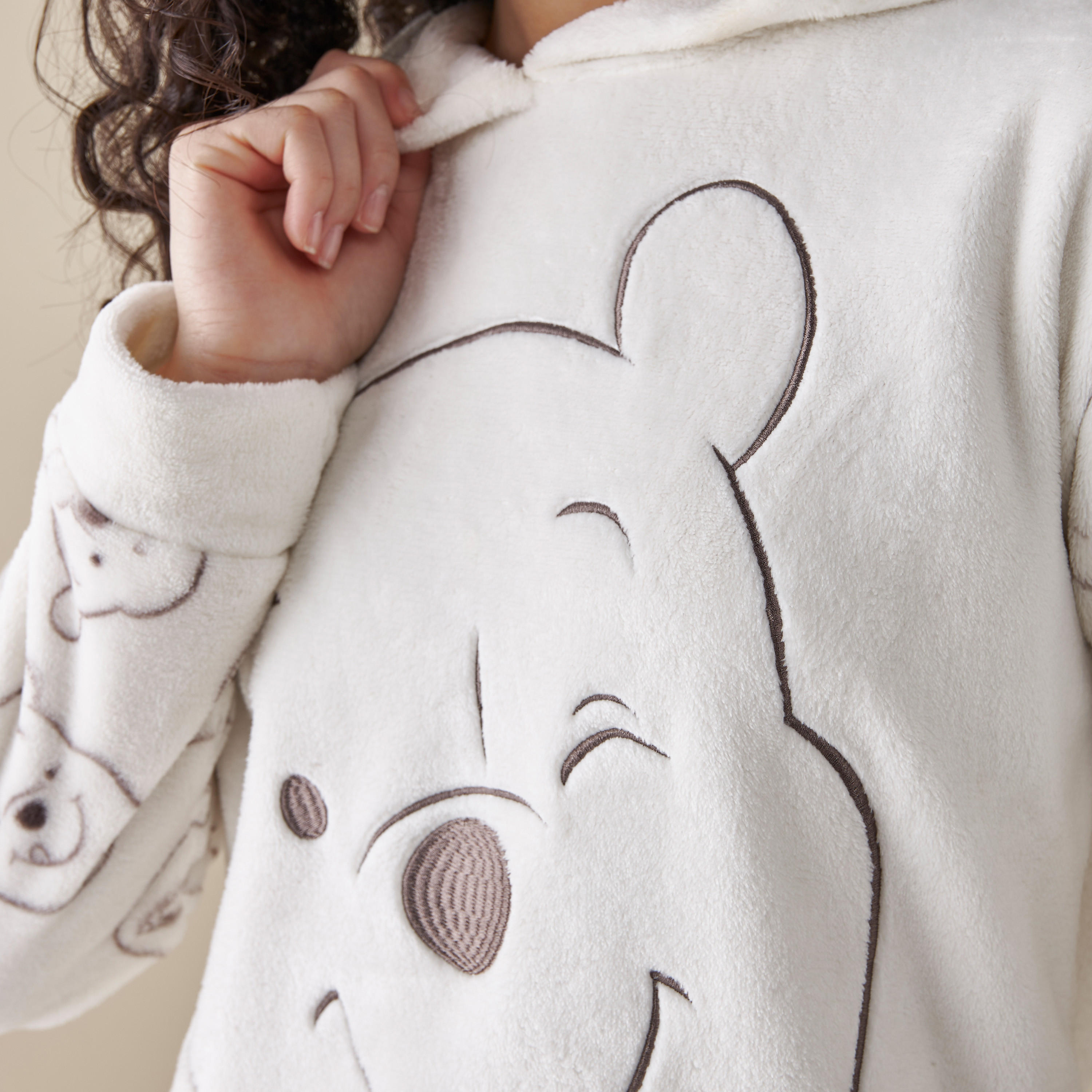 طقم بيجاما وسويت شيرت بتفاصيل زخارف ويني ذا بوه-women-clothing-nightwear-pyjamas-longsets-image-5