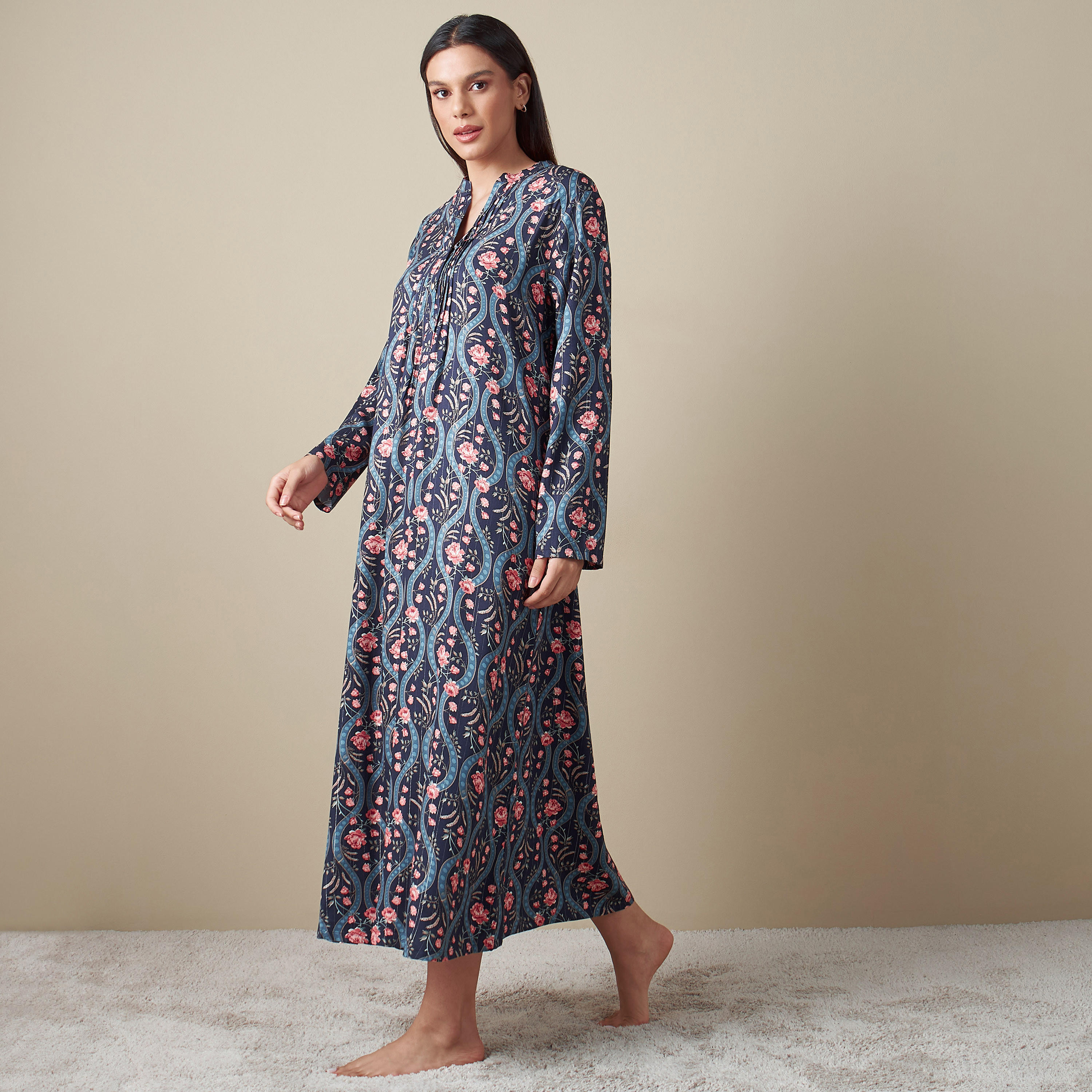 ثوب نوم بياقة مفتوحة وأكمام طويلة وطبعات أزهار-women-clothing-nightwear-nighties-image-3