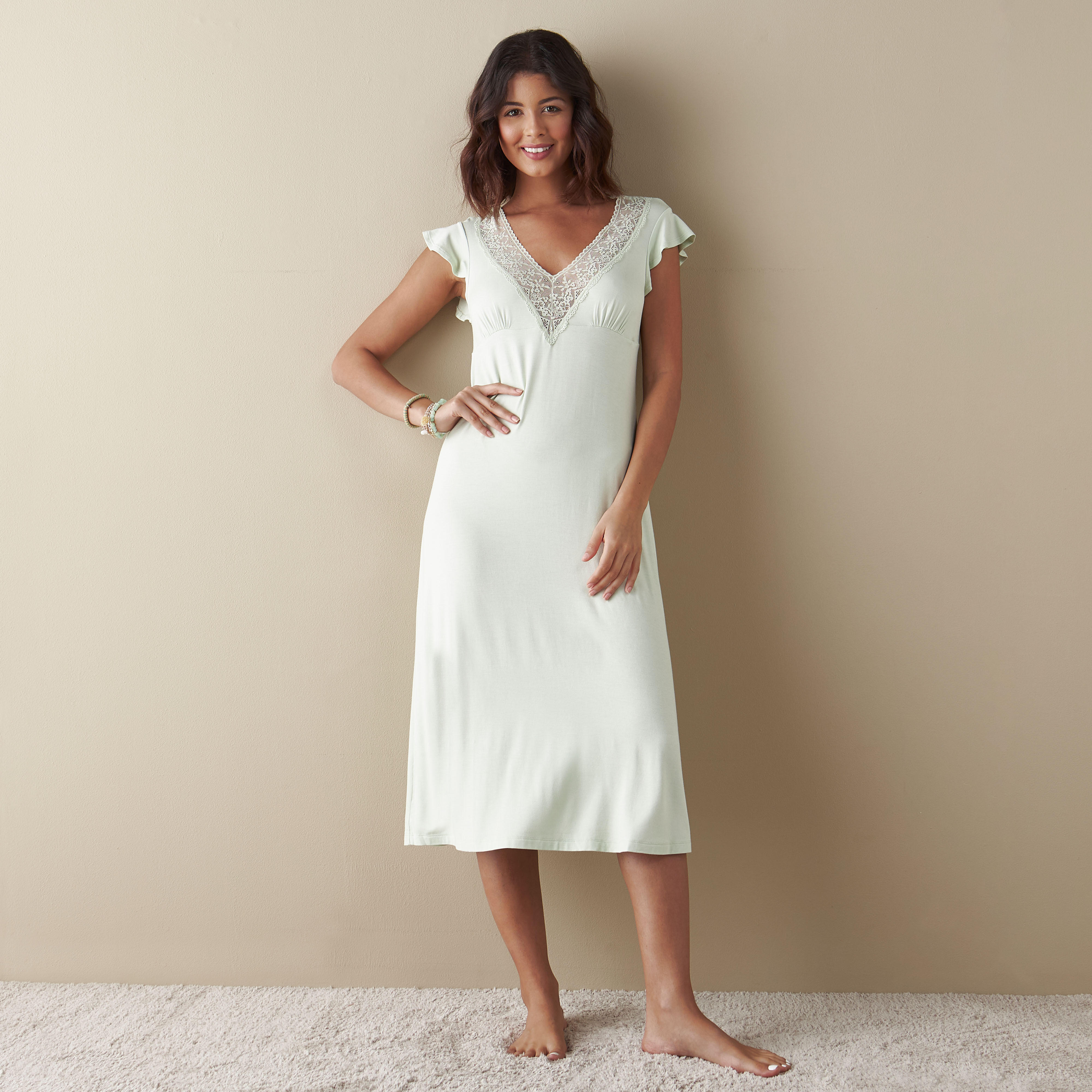 قميص نوم دانتيل بياقة V وأكمام واسعة-women-clothing-nightwear-nighties-image-1