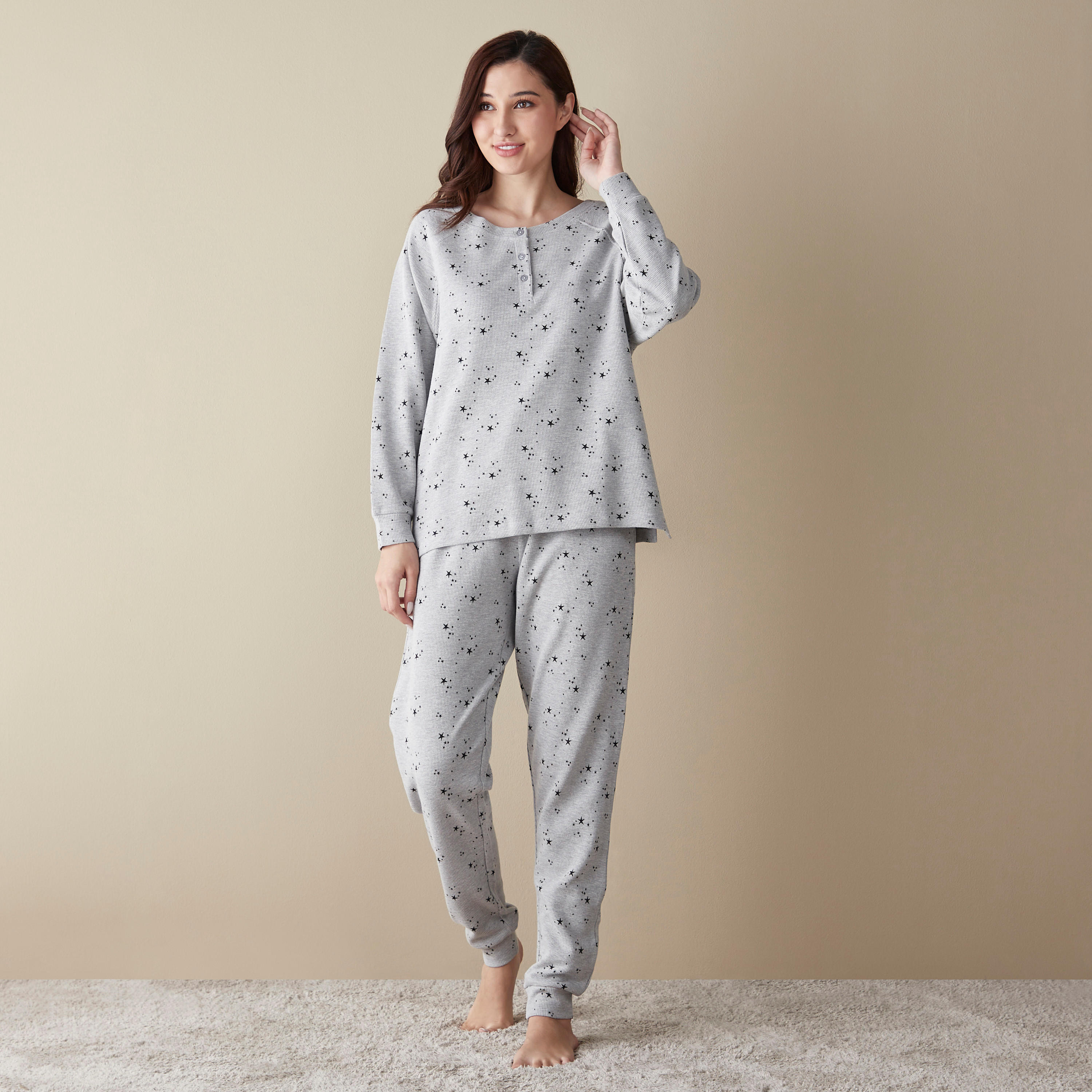 طقم بنطلون بيجاما وتيشيرت بطبعات-women-clothing-nightwear-pyjamas-longsets-image-1