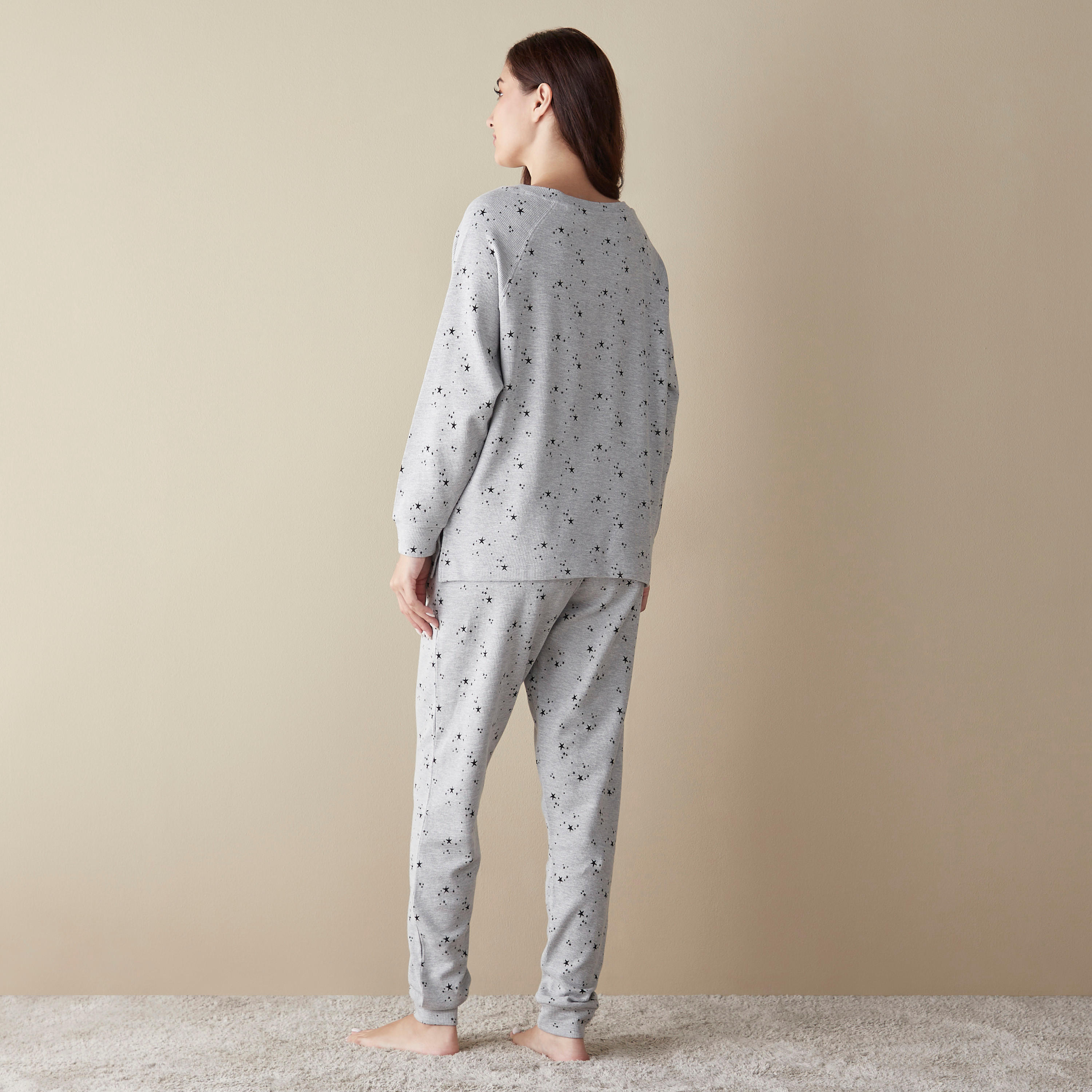 طقم بنطلون بيجاما وتيشيرت بطبعات-women-clothing-nightwear-pyjamas-longsets-image-2