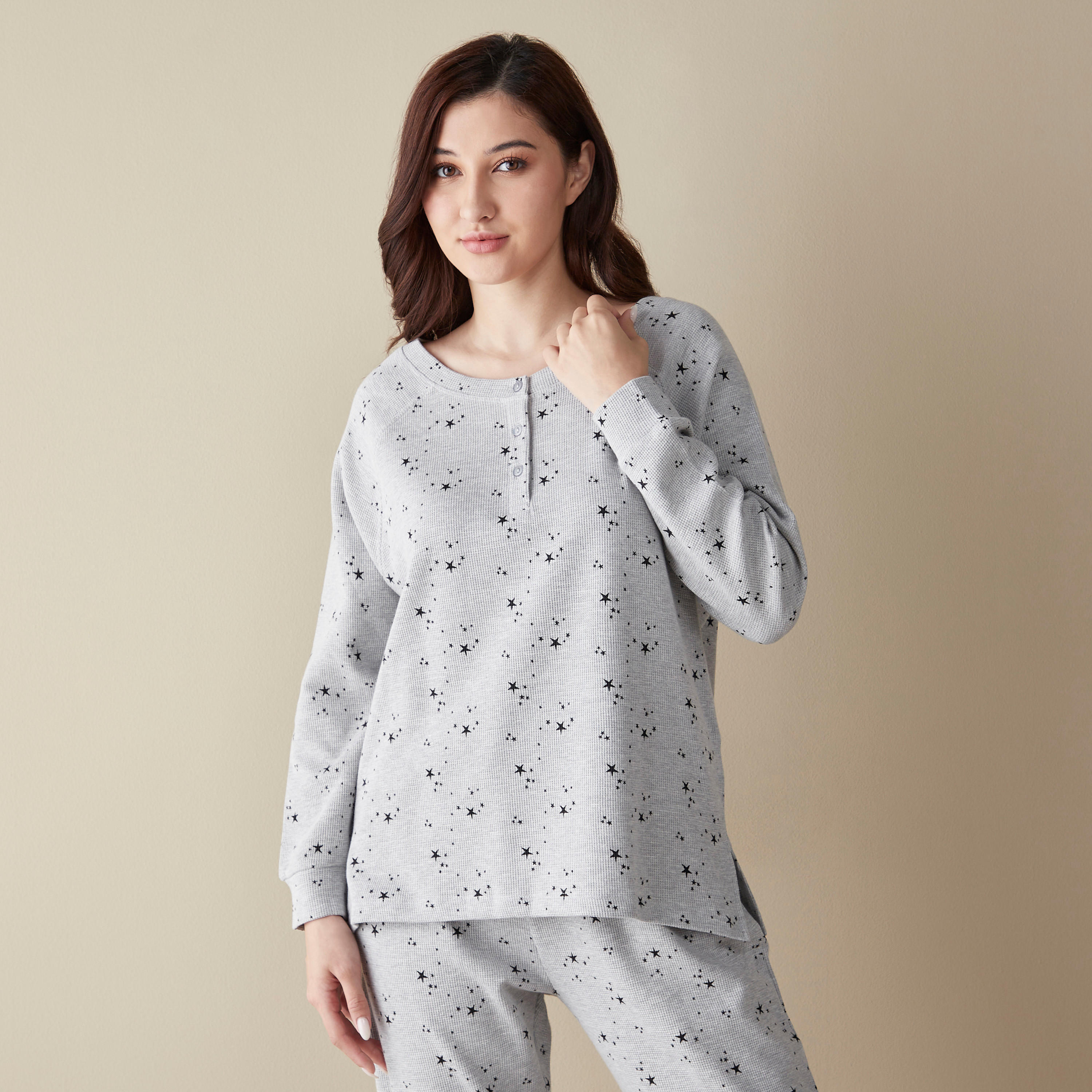 طقم بنطلون بيجاما وتيشيرت بطبعات-women-clothing-nightwear-pyjamas-longsets-image-3
