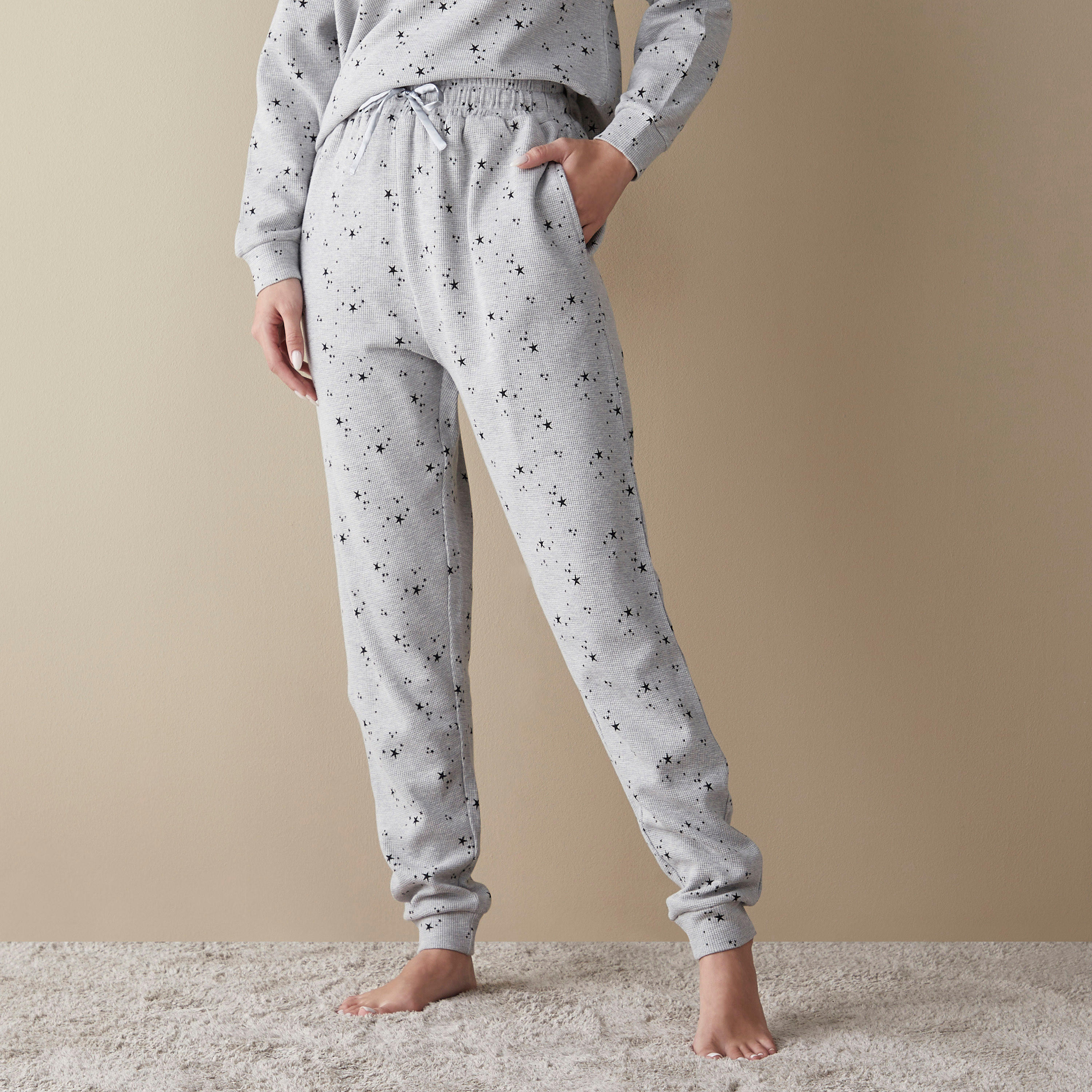 طقم بنطلون بيجاما وتيشيرت بطبعات-women-clothing-nightwear-pyjamas-longsets-image-4