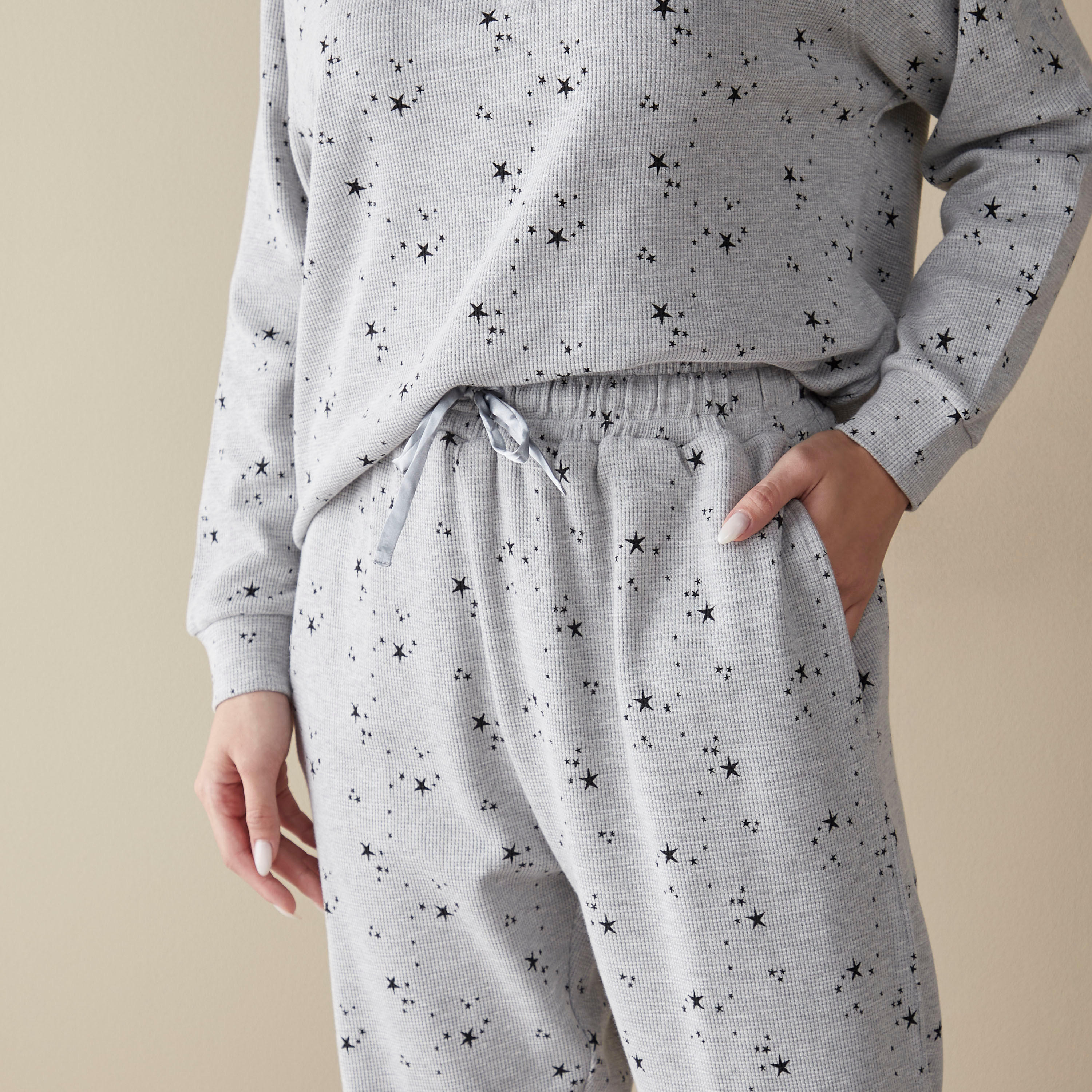 طقم بنطلون بيجاما وتيشيرت بطبعات-women-clothing-nightwear-pyjamas-longsets-image-5