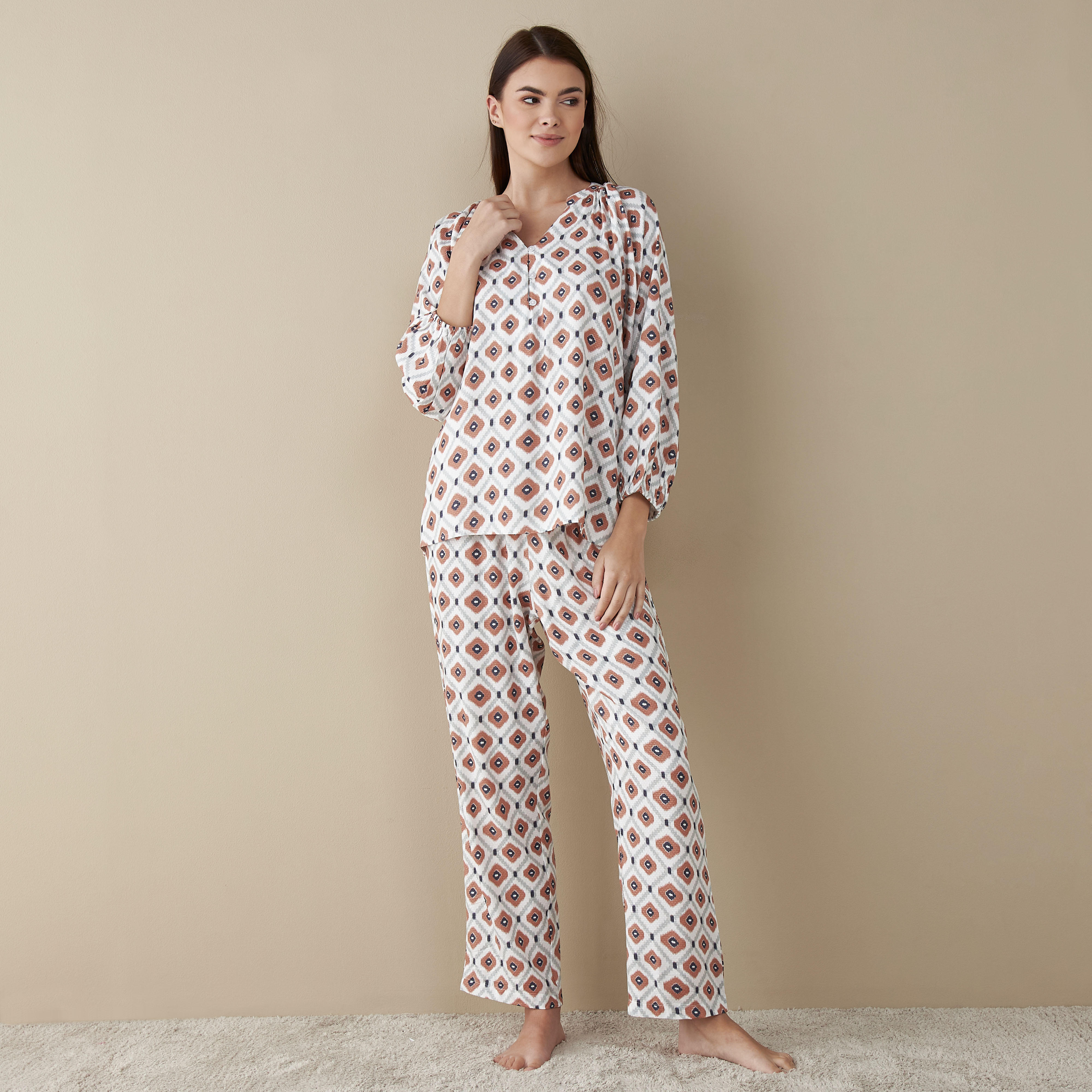 طقم بنطلون بيجاما وبلوزة بطبعات-women-clothing-nightwear-pyjamas-longsets-image-1