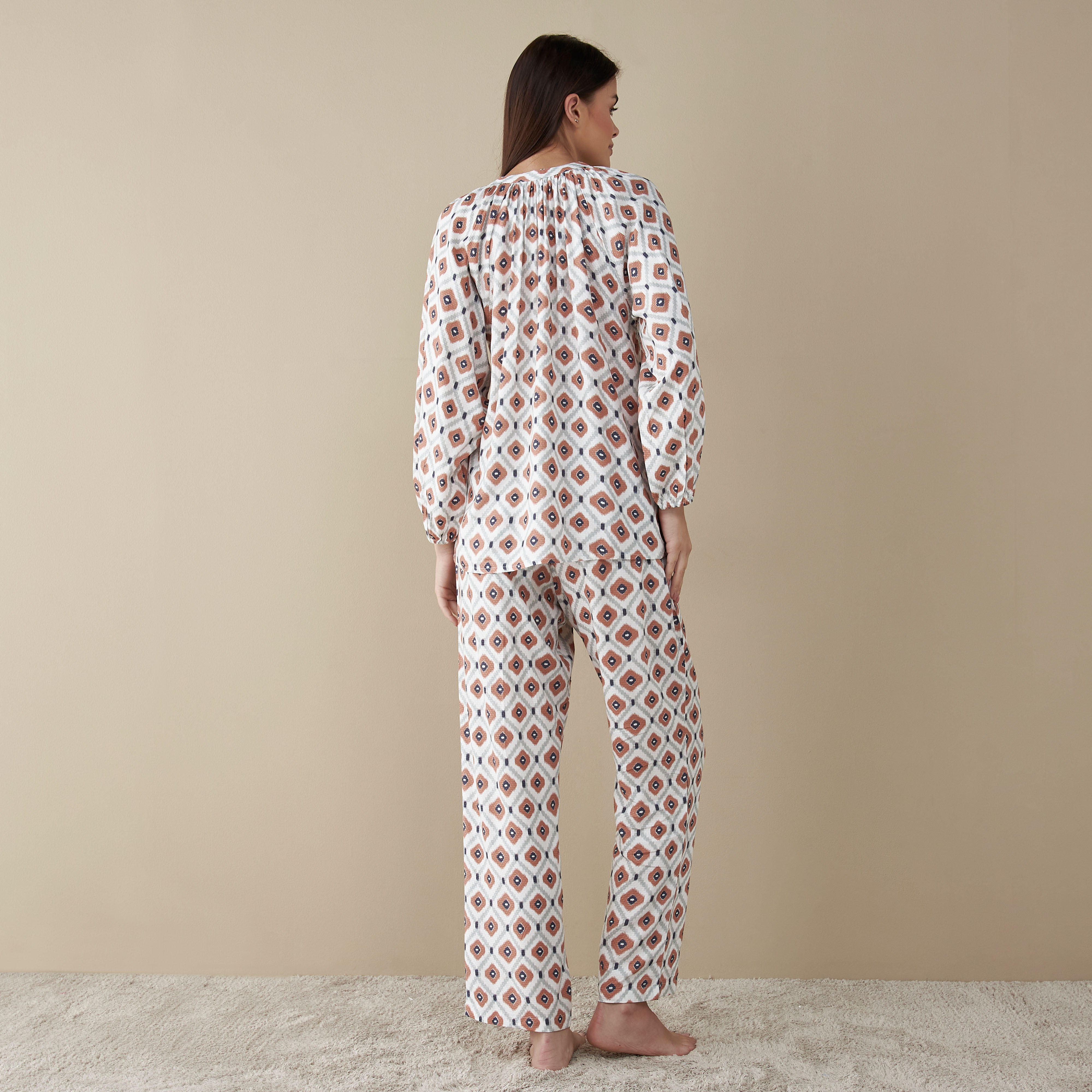 طقم بنطلون بيجاما وبلوزة بطبعات-women-clothing-nightwear-pyjamas-longsets-image-2