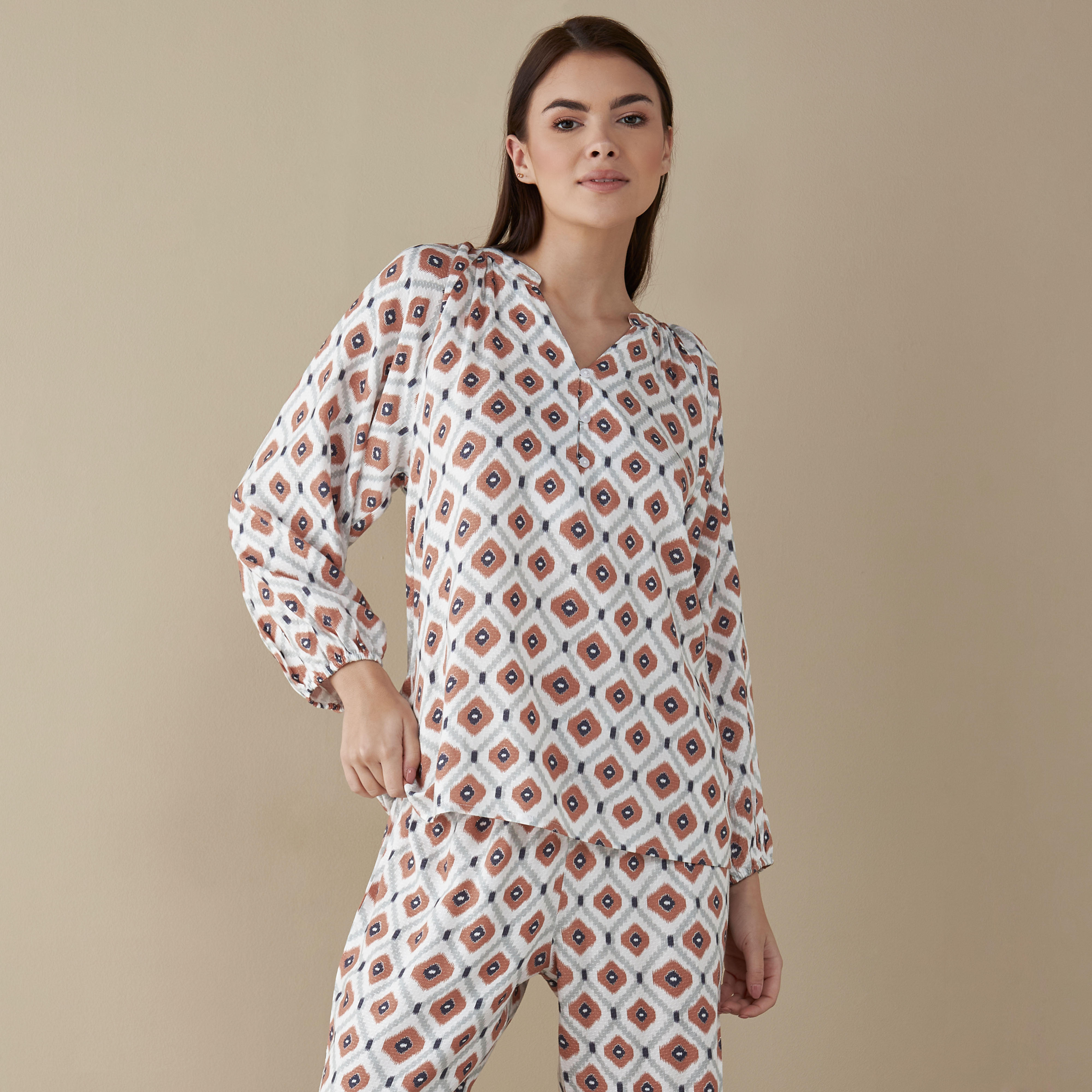 طقم بنطلون بيجاما وبلوزة بطبعات-women-clothing-nightwear-pyjamas-longsets-image-3