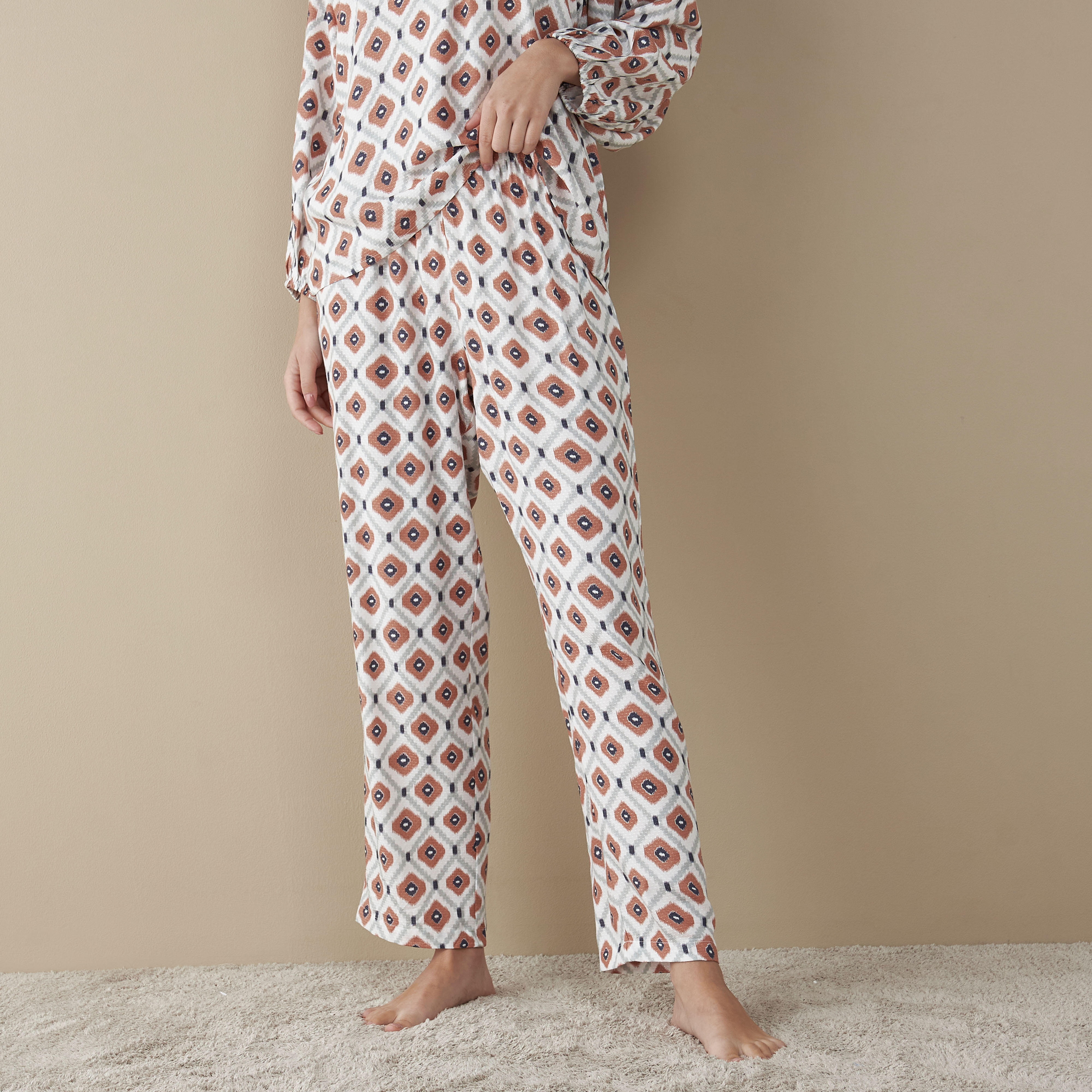 طقم بنطلون بيجاما وبلوزة بطبعات-women-clothing-nightwear-pyjamas-longsets-image-4