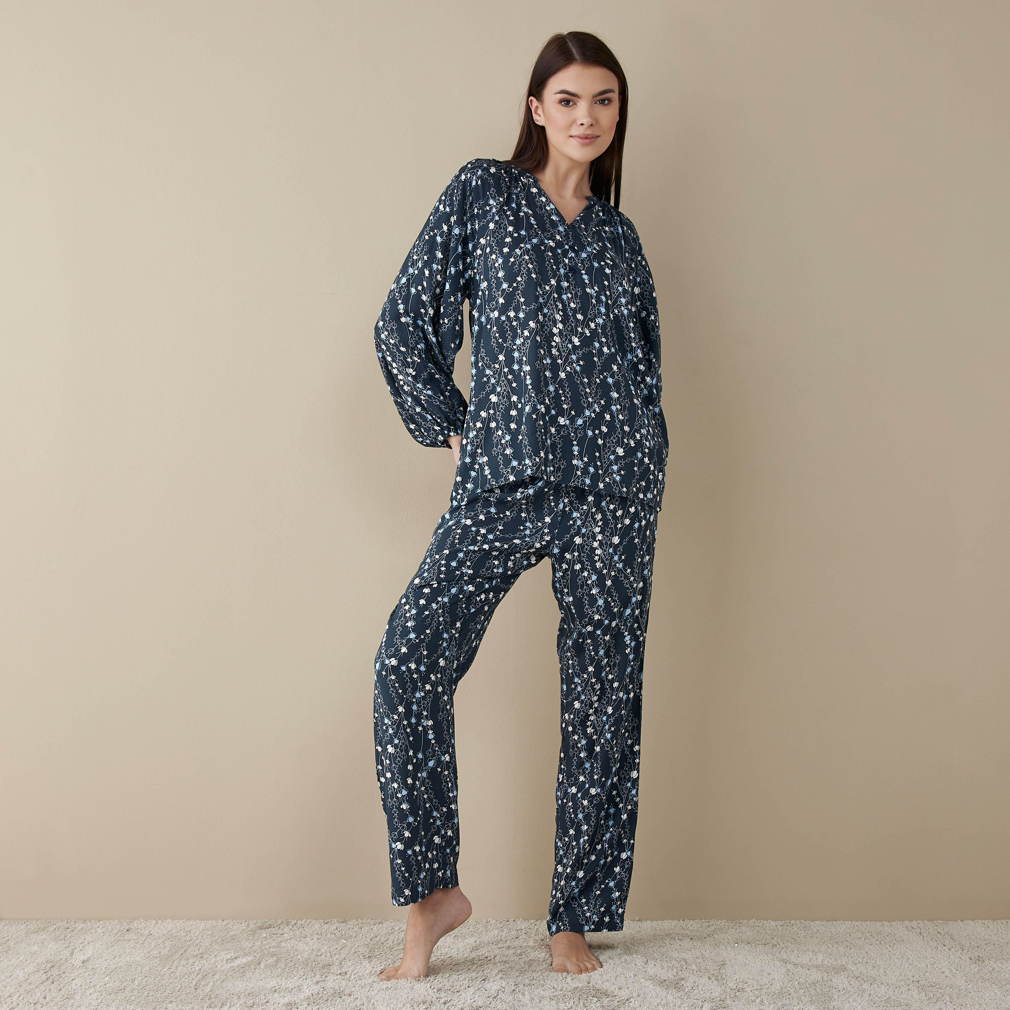 طقم بنطلون بيجاما وبلوزة بطبعات زهرية-women-clothing-nightwear-pyjamas-longsets-image-1