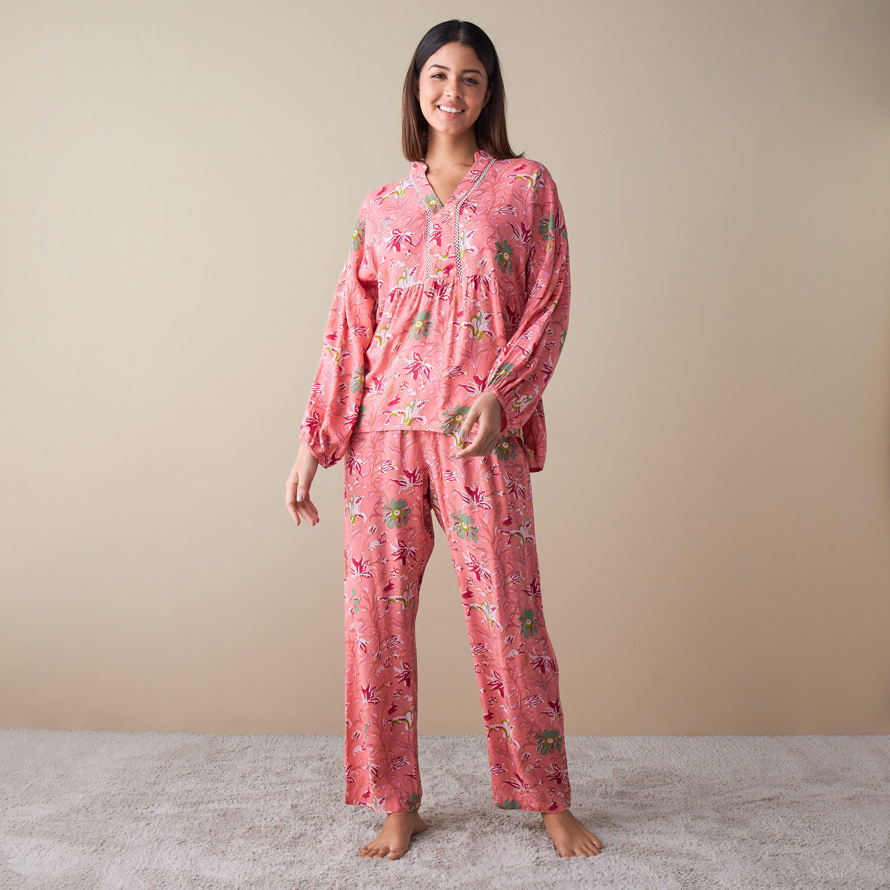 طقم بنطلون بيجاما وبلوزة بطبعات زهرية-women-clothing-nightwear-pyjamas-longsets-image-1