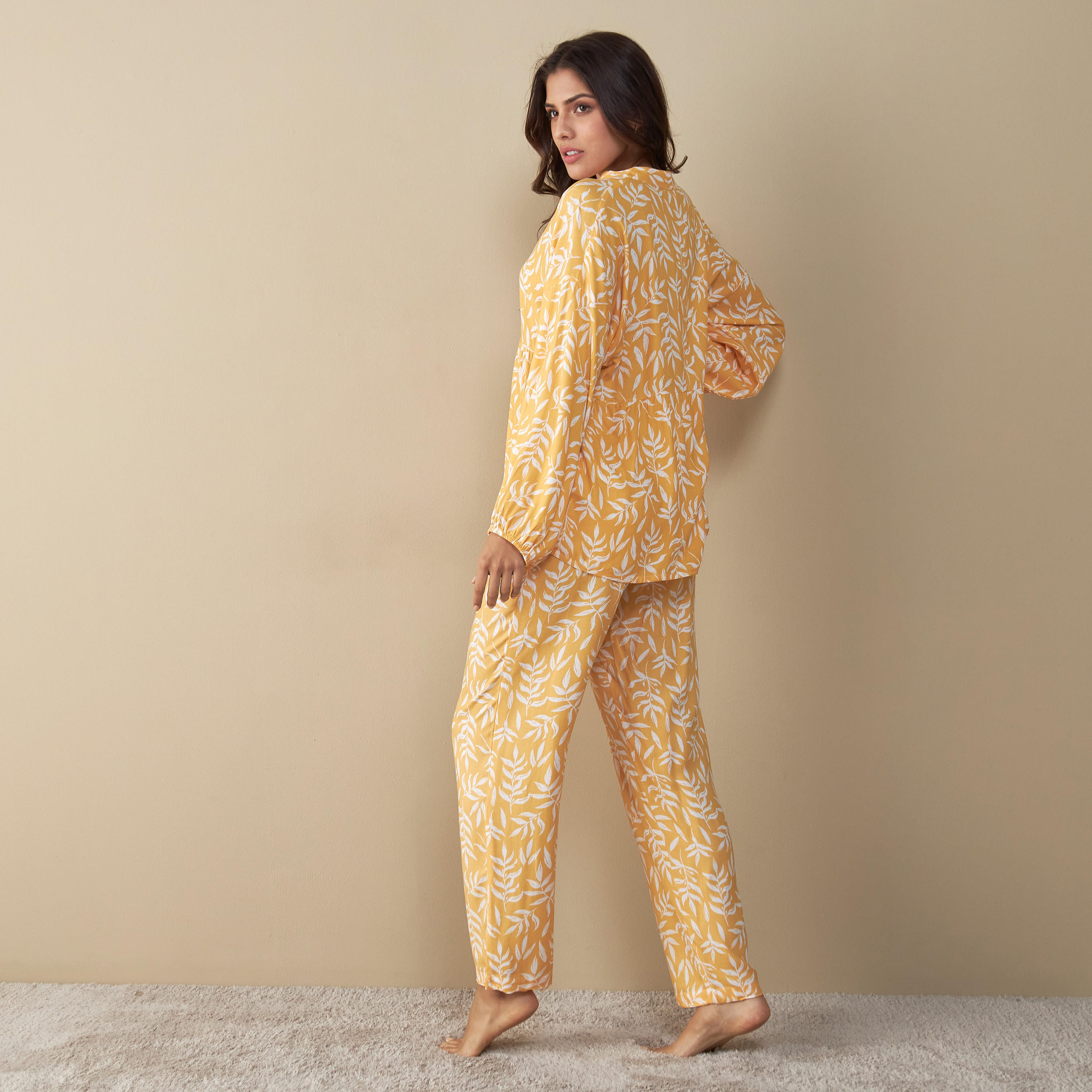 طقم بنطلون بيجاما وبلوزة بطبعات-women-clothing-nightwear-pyjamas-longsets-image-5