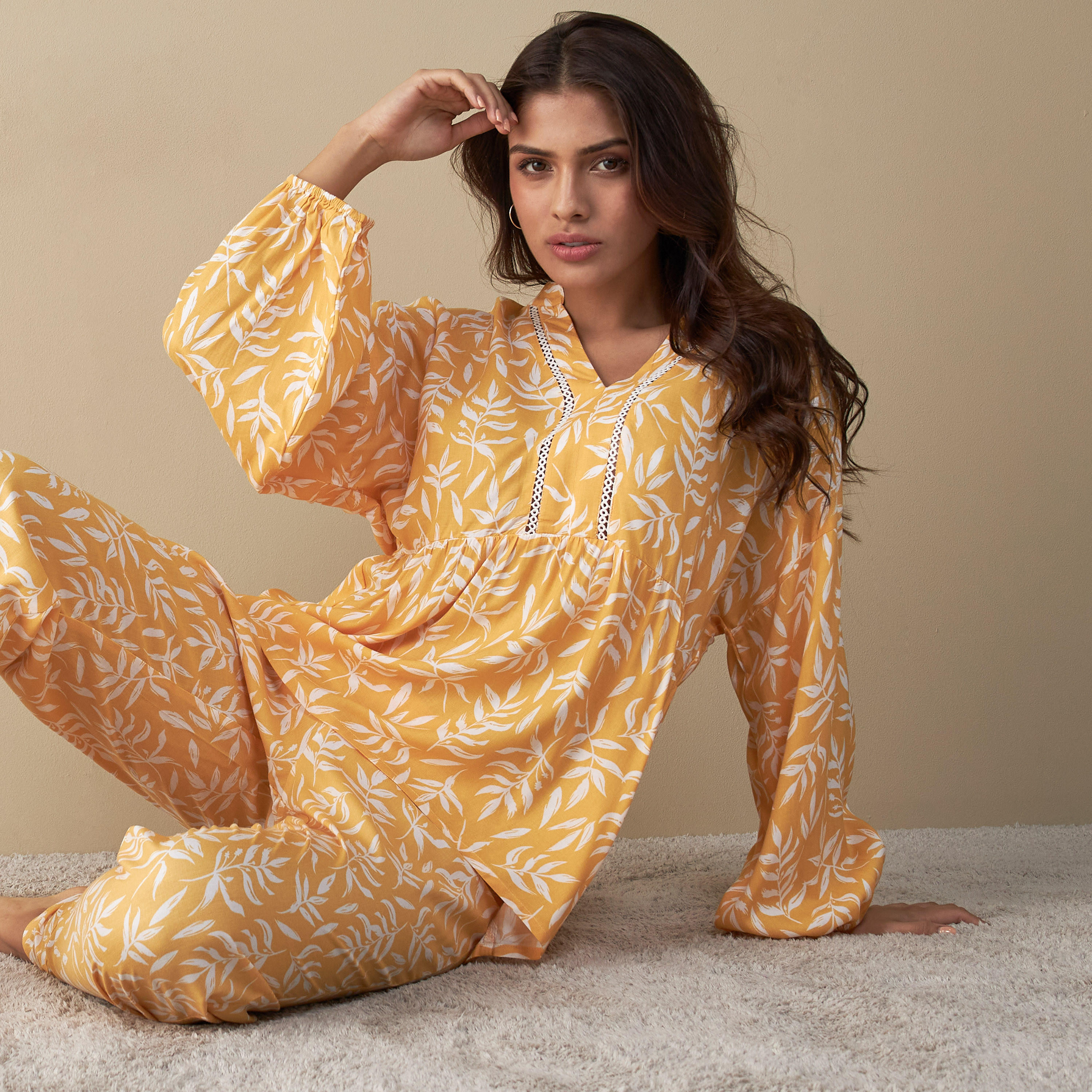 طقم بنطلون بيجاما وبلوزة بطبعات-women-clothing-nightwear-pyjamas-longsets-image-4
