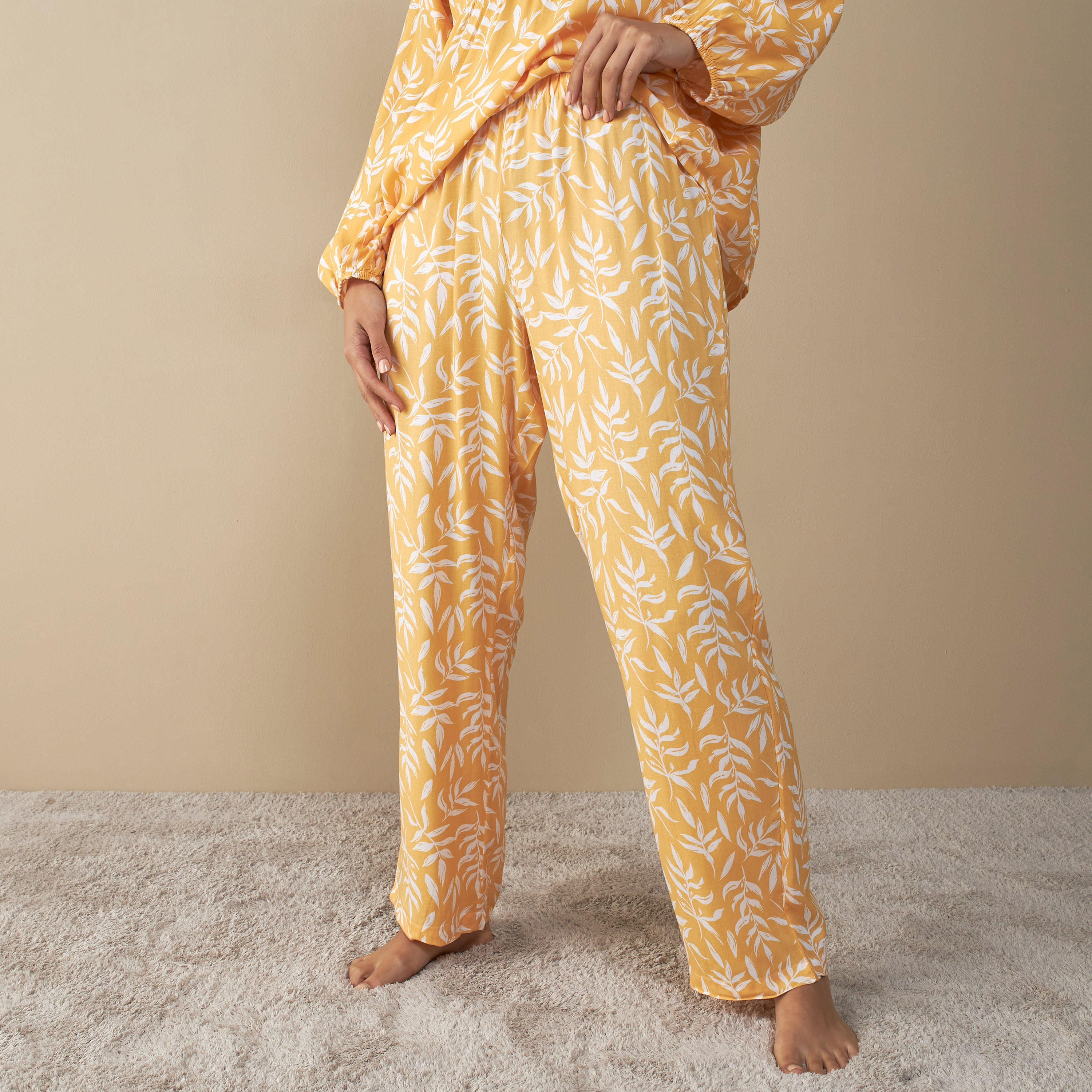 طقم بنطلون بيجاما وبلوزة بطبعات-women-clothing-nightwear-pyjamas-longsets-image-3