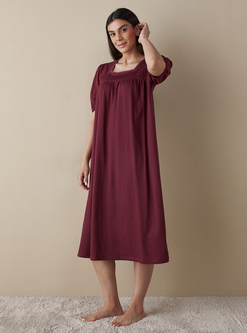 ثوب نوم بتفاصيل شيفلي وياقة مربعة وأكمام واسعة-women-clothing-nightwear-nighties-image-1