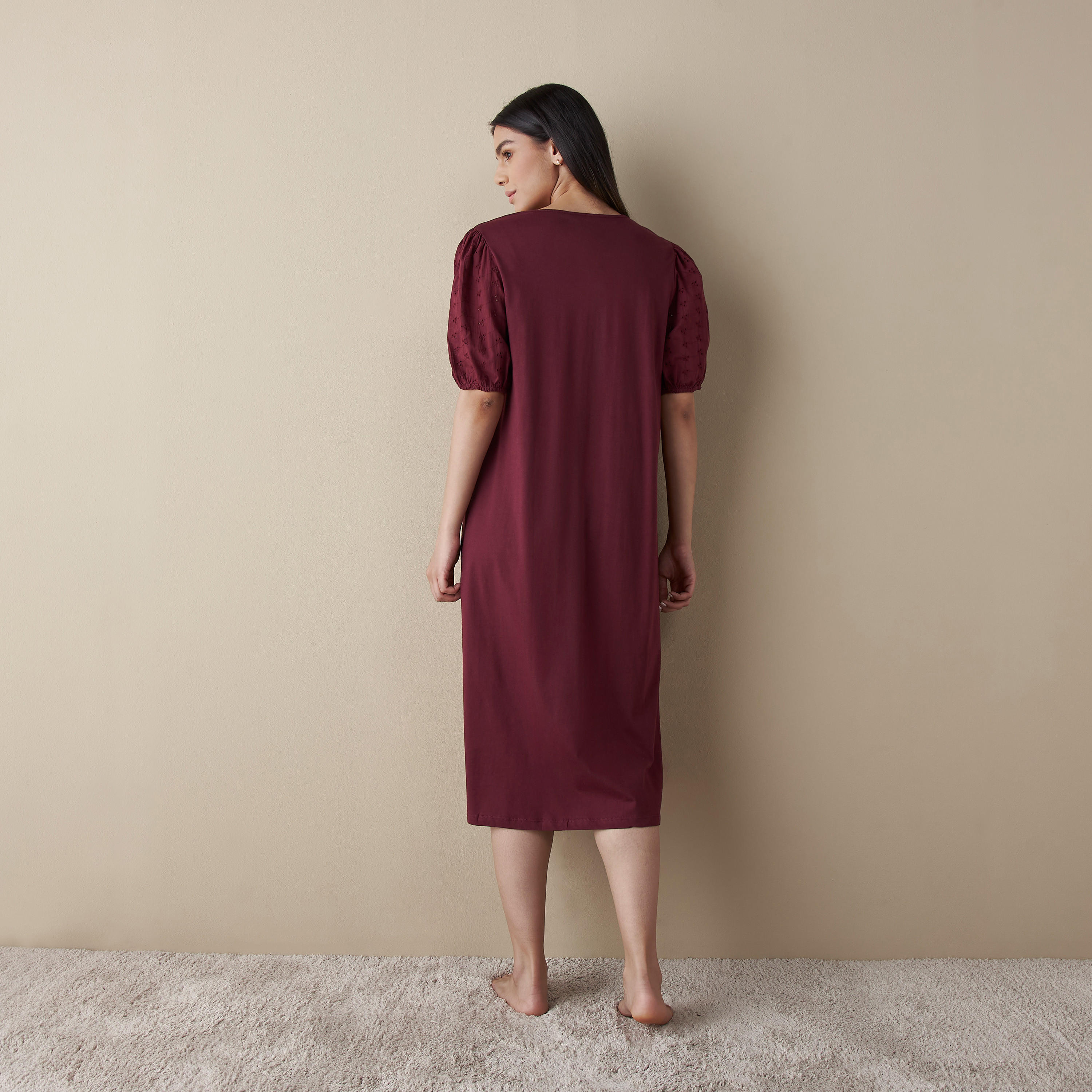 ثوب نوم بتفاصيل شيفلي وياقة مربعة وأكمام واسعة-women-clothing-nightwear-nighties-image-3