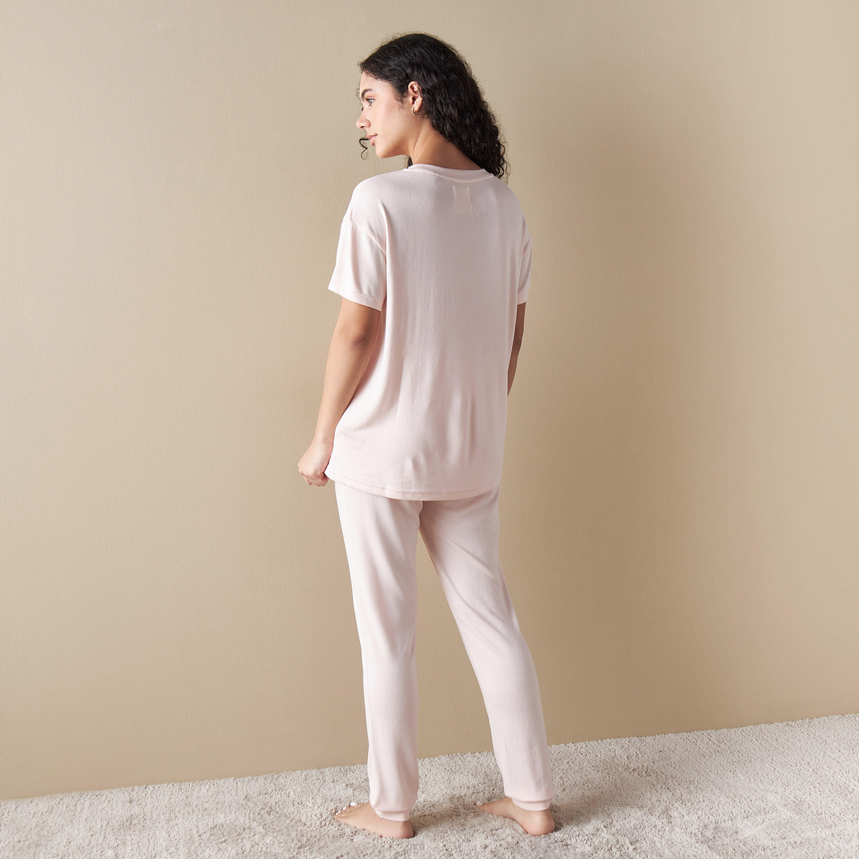 طقم بنطلون بيجاما وتيشيرت بطبعات-women-clothing-nightwear-pyjamas-longsets-image-4