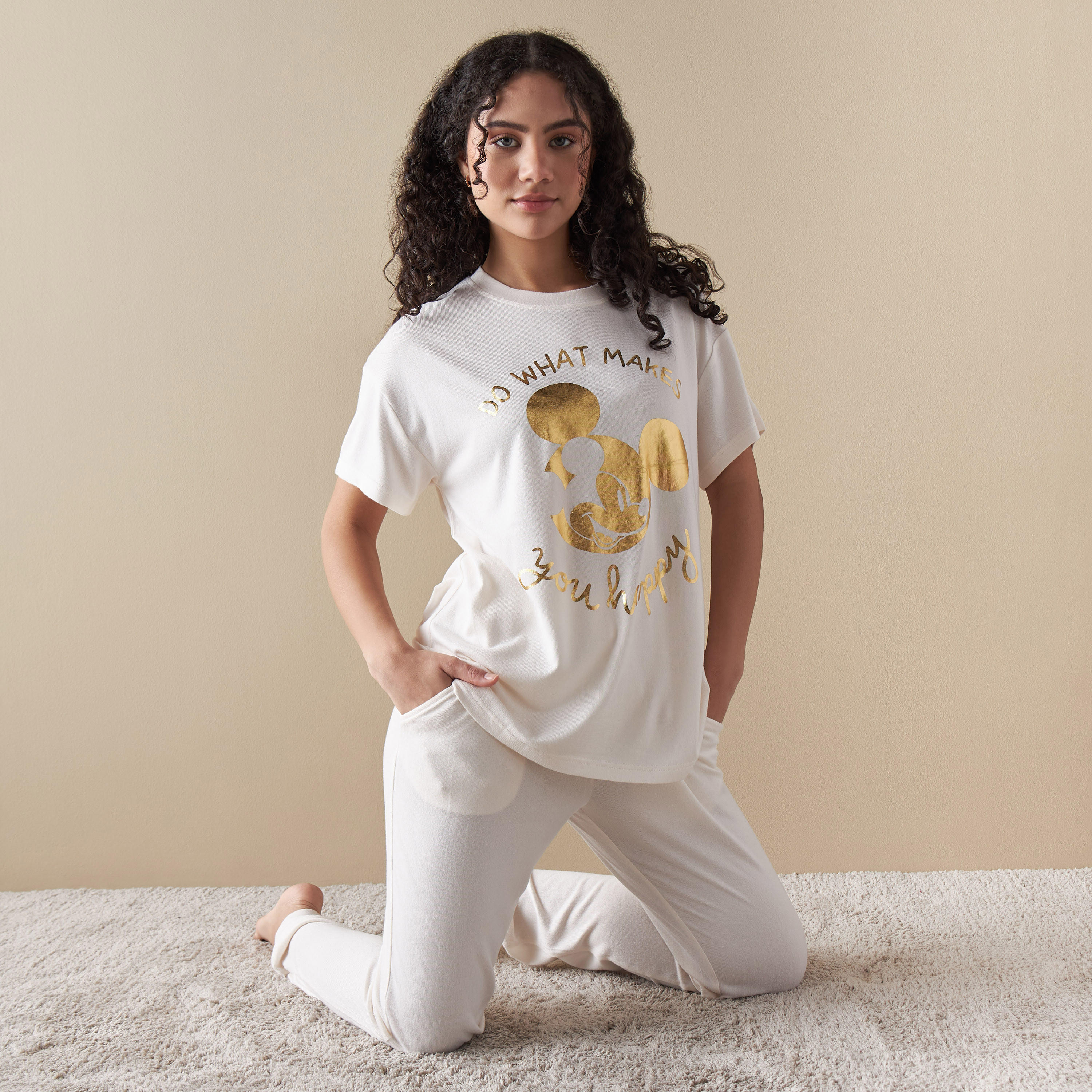 طقم بنطلون بيجاما وتيشيرت بطبعات ميكي ماوس-women-clothing-nightwear-pyjamas-longsets-image-1