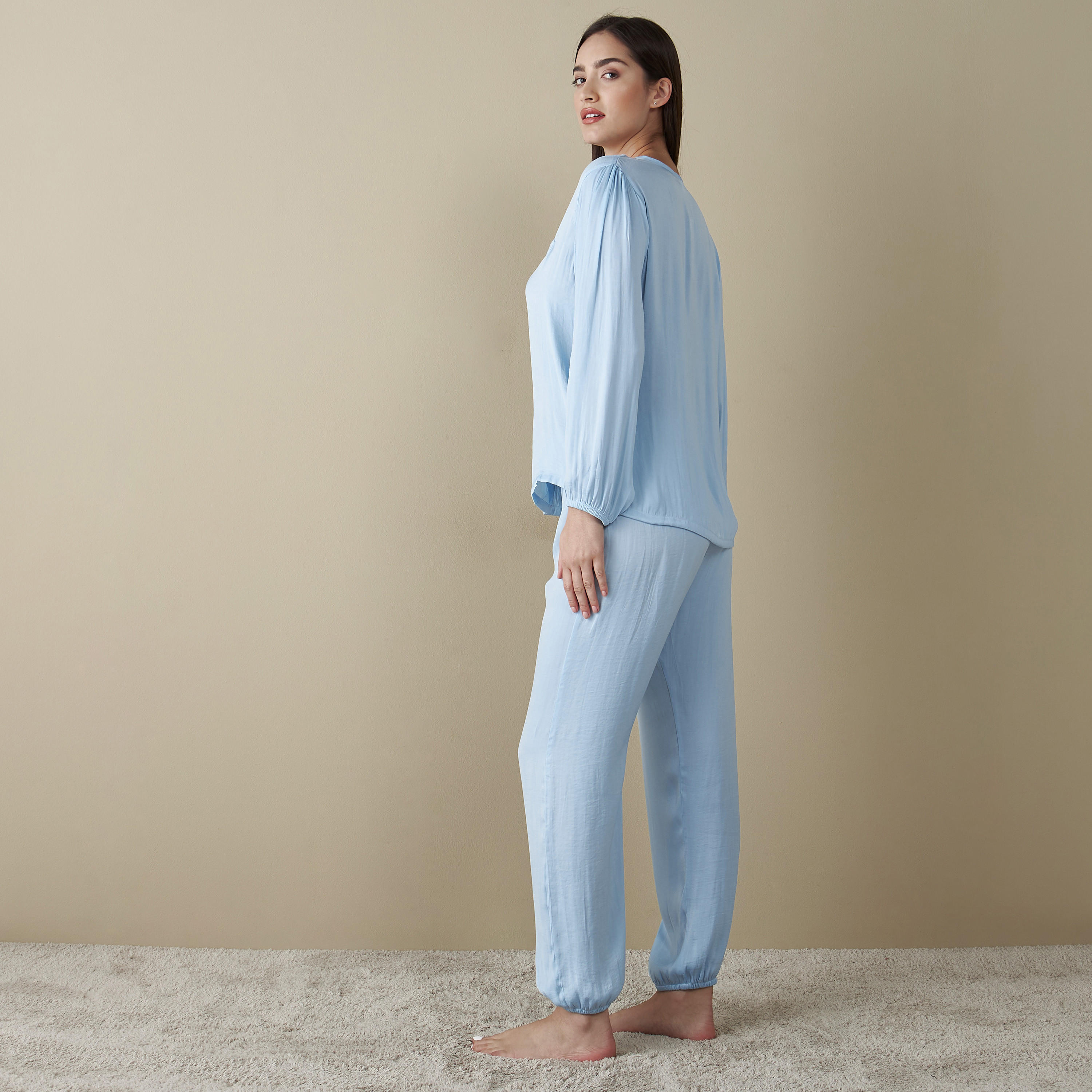 طقم بنطلون بيجاما وبلوزة سادة بياقة V-women-clothing-nightwear-pyjamas-longsets-image-3