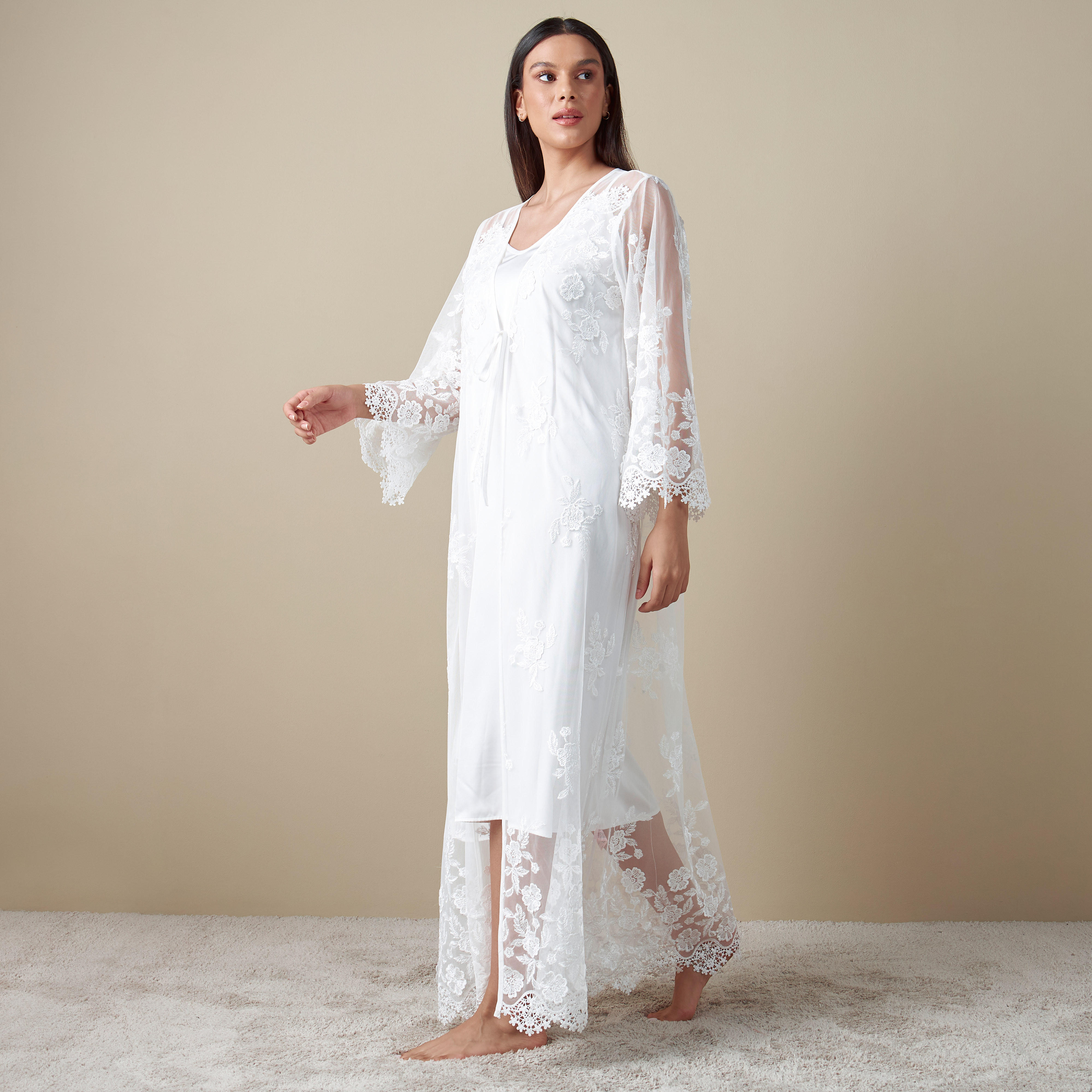 روب بأكمام طويلة وتفاصيل دانتيل وأربطة-women-clothing-nightwear-robes-image-1