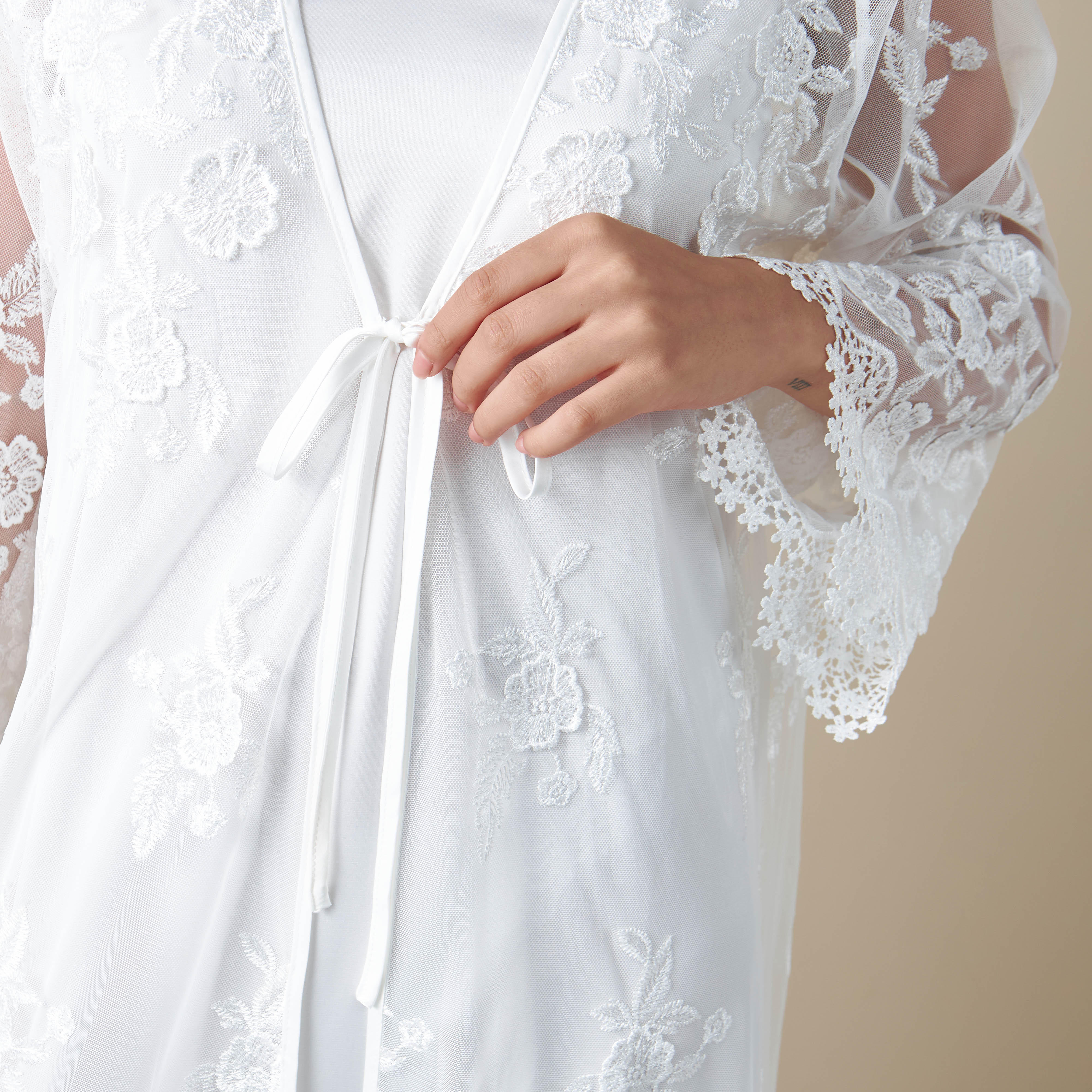 روب بأكمام طويلة وتفاصيل دانتيل وأربطة-women-clothing-nightwear-robes-image-4