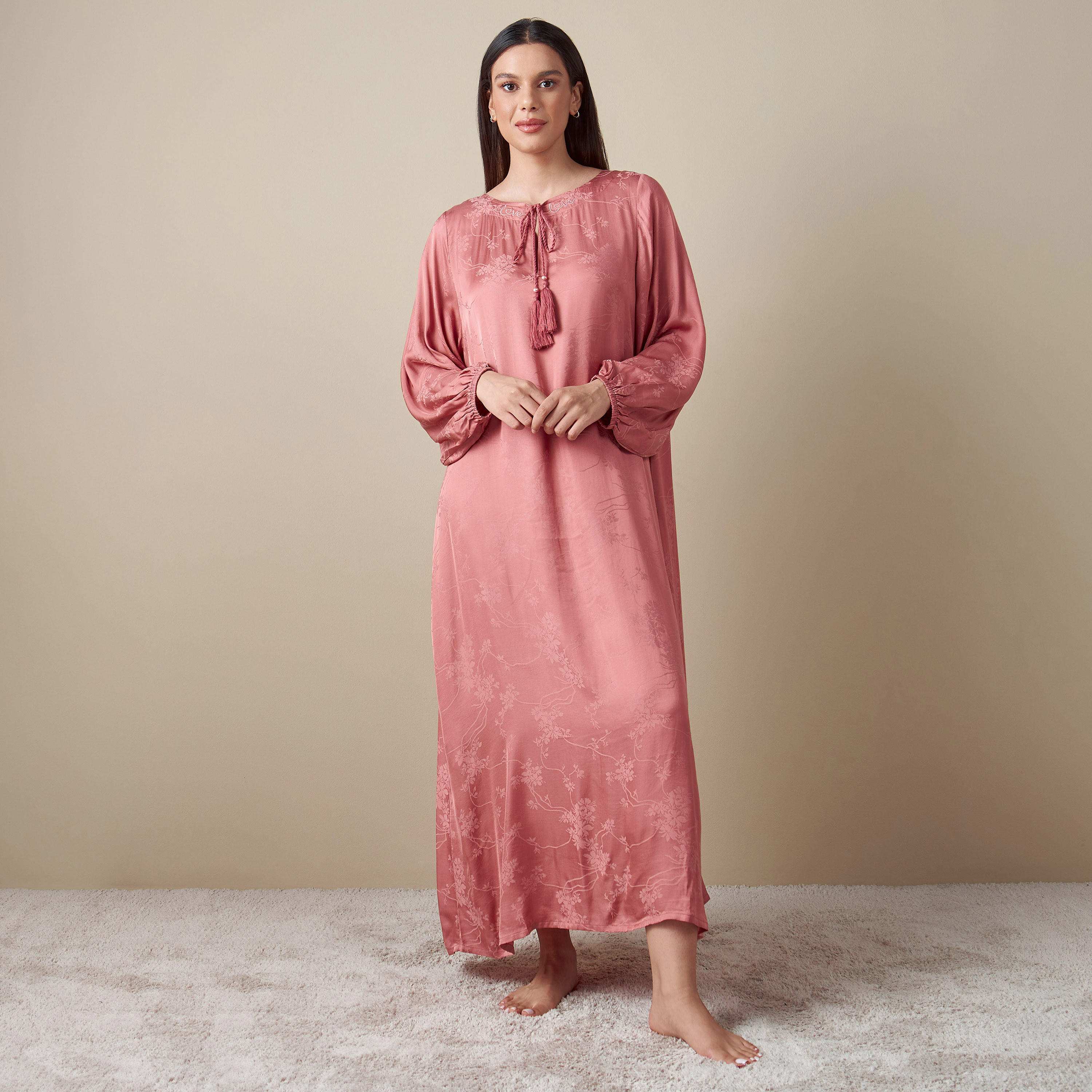 قميص نوم بارز الملمس بتصميم أزهار وأربطة وأكمام منفوخة-women-clothing-nightwear-nighties-image-1
