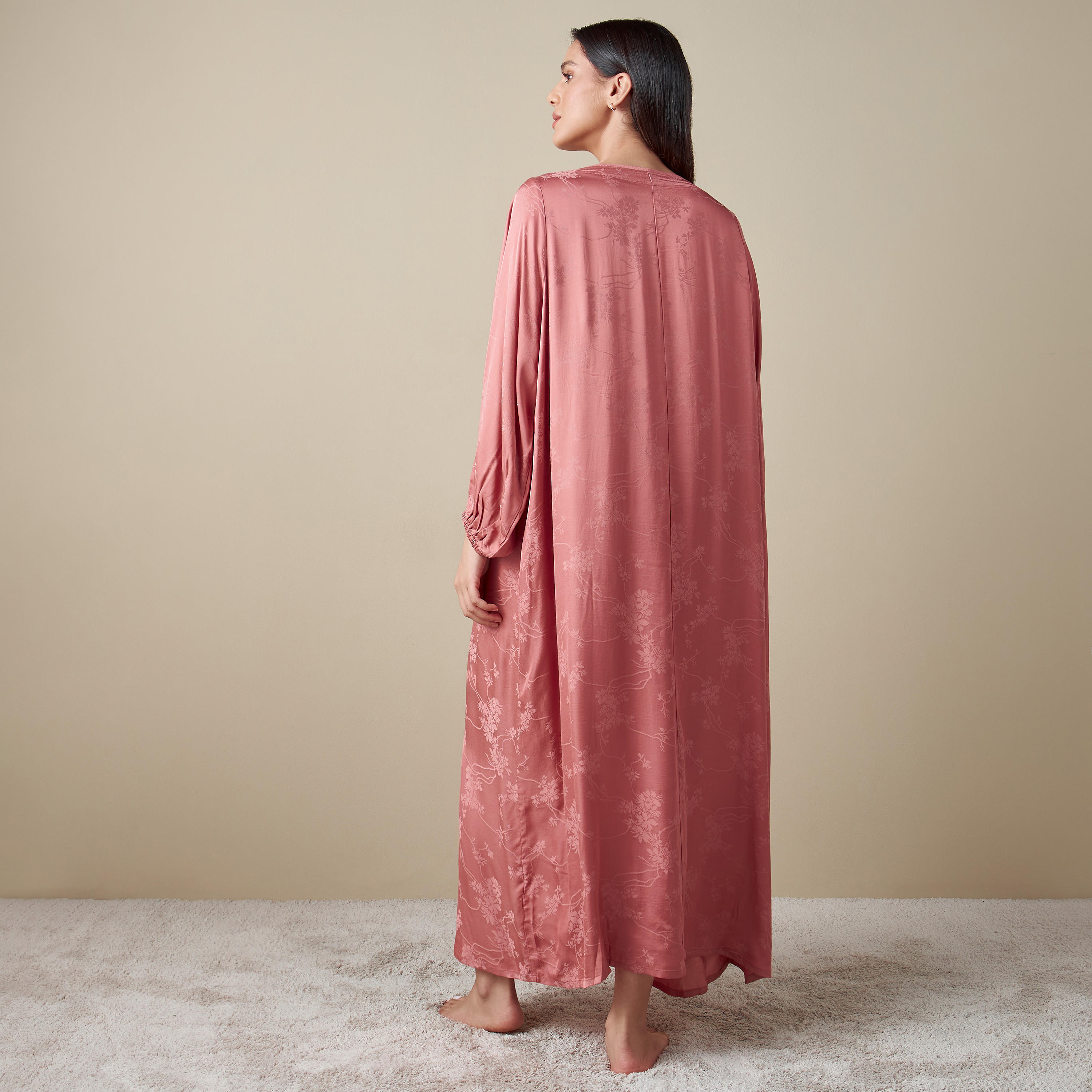 قميص نوم بارز الملمس بتصميم أزهار وأربطة وأكمام منفوخة-women-clothing-nightwear-nighties-image-2