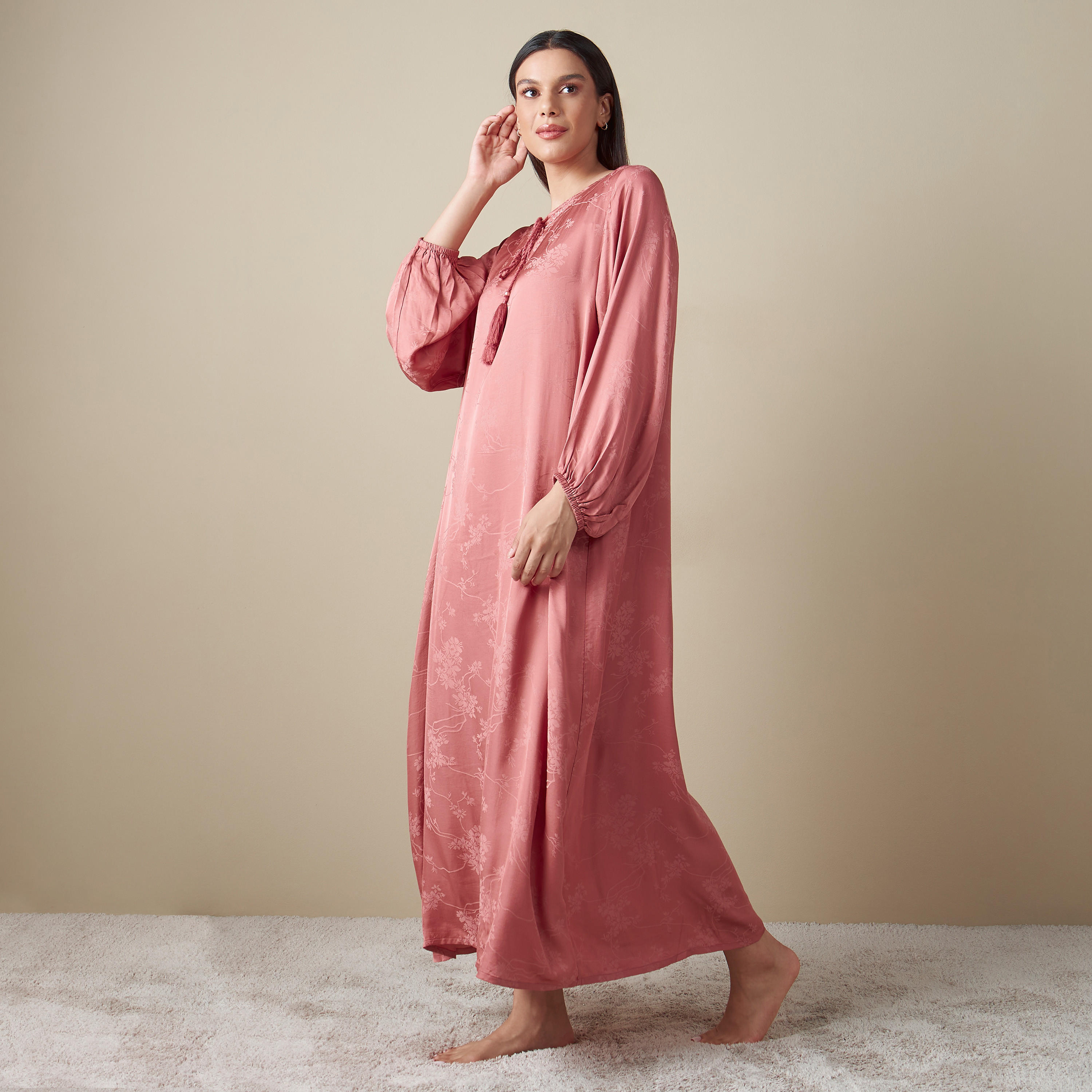 قميص نوم بارز الملمس بتصميم أزهار وأربطة وأكمام منفوخة-women-clothing-nightwear-nighties-image-3