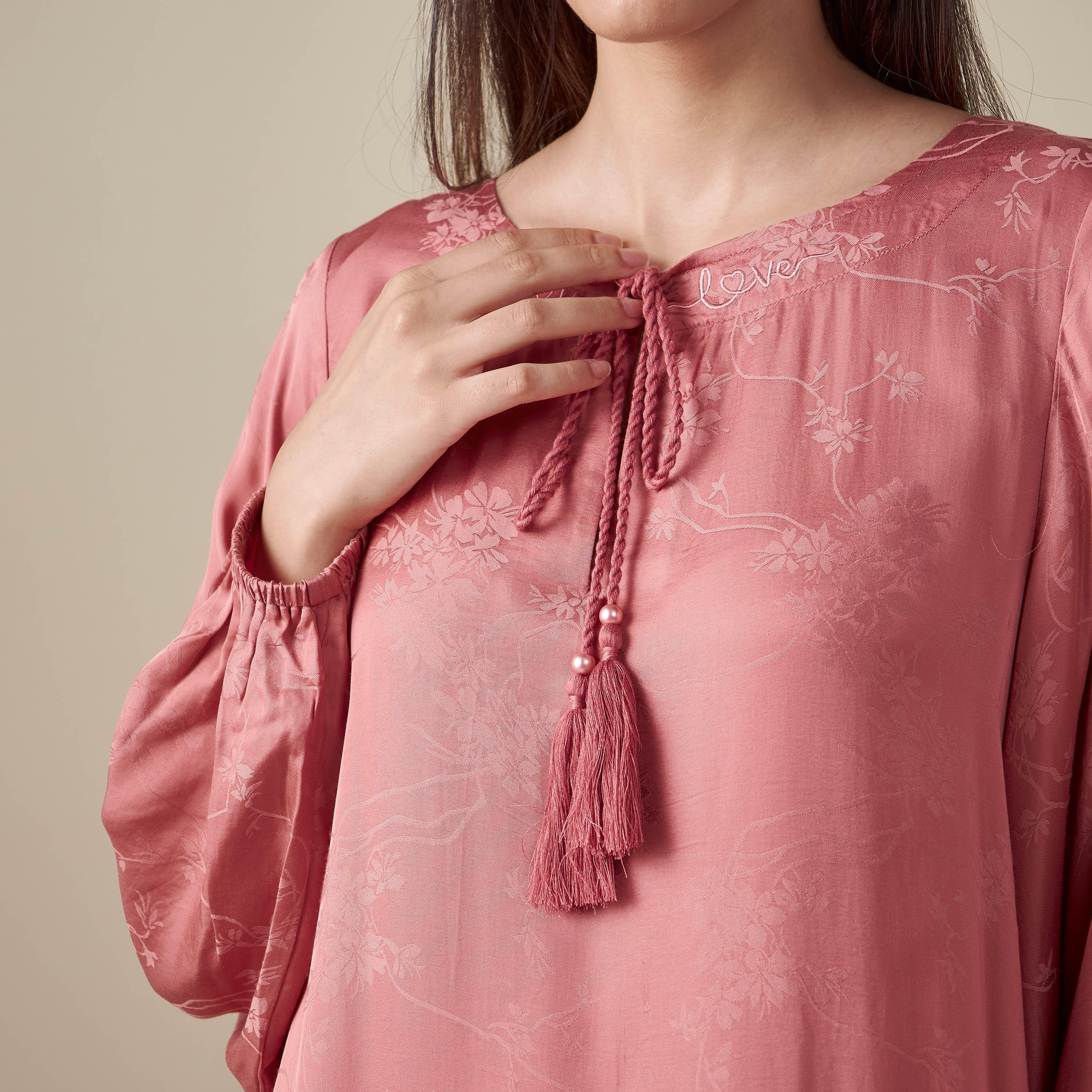 قميص نوم بارز الملمس بتصميم أزهار وأربطة وأكمام منفوخة-women-clothing-nightwear-nighties-image-4