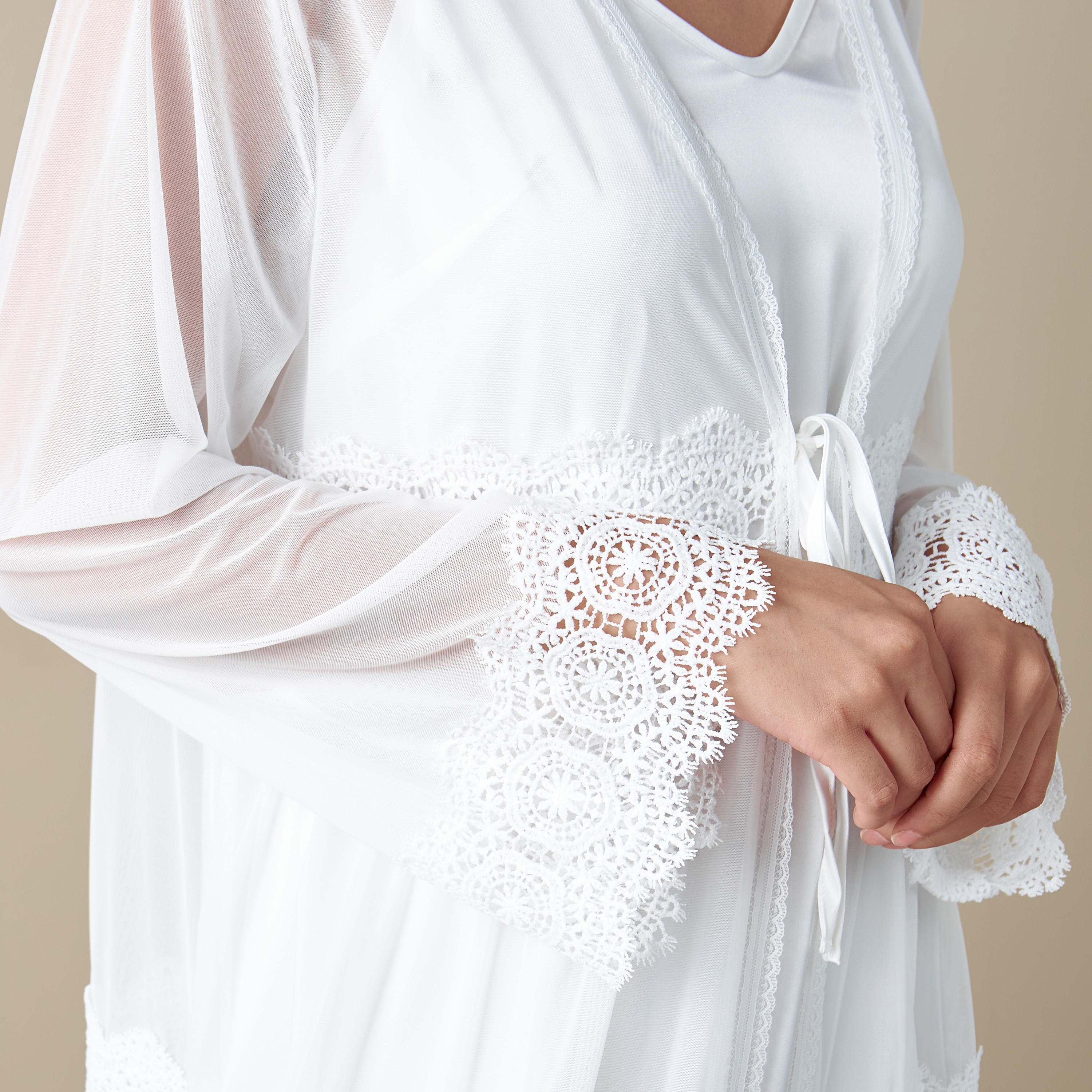 روب بأكمام طويلة وتفاصيل دانتيل وأربطة-women-clothing-nightwear-robes-image-4